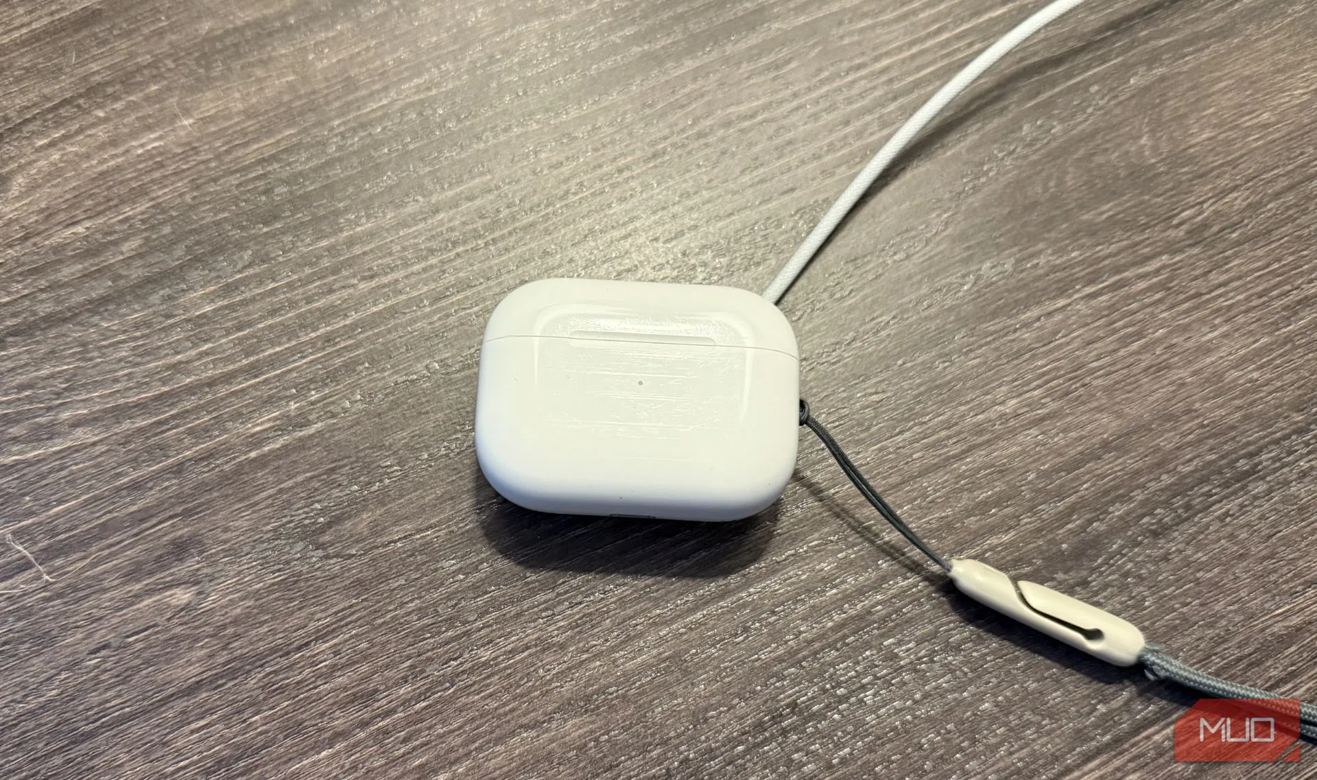 AirPods Pro 2 đang sạc bằng đế sạc Apple Watch