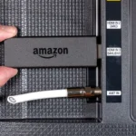 Amazon Fire TV Stick được cắm vào cổng HDMI của TV thông minh, minh họa việc sử dụng thiết bị bên ngoài để giảm phụ thuộc vào tính năng smart TV tích hợp.