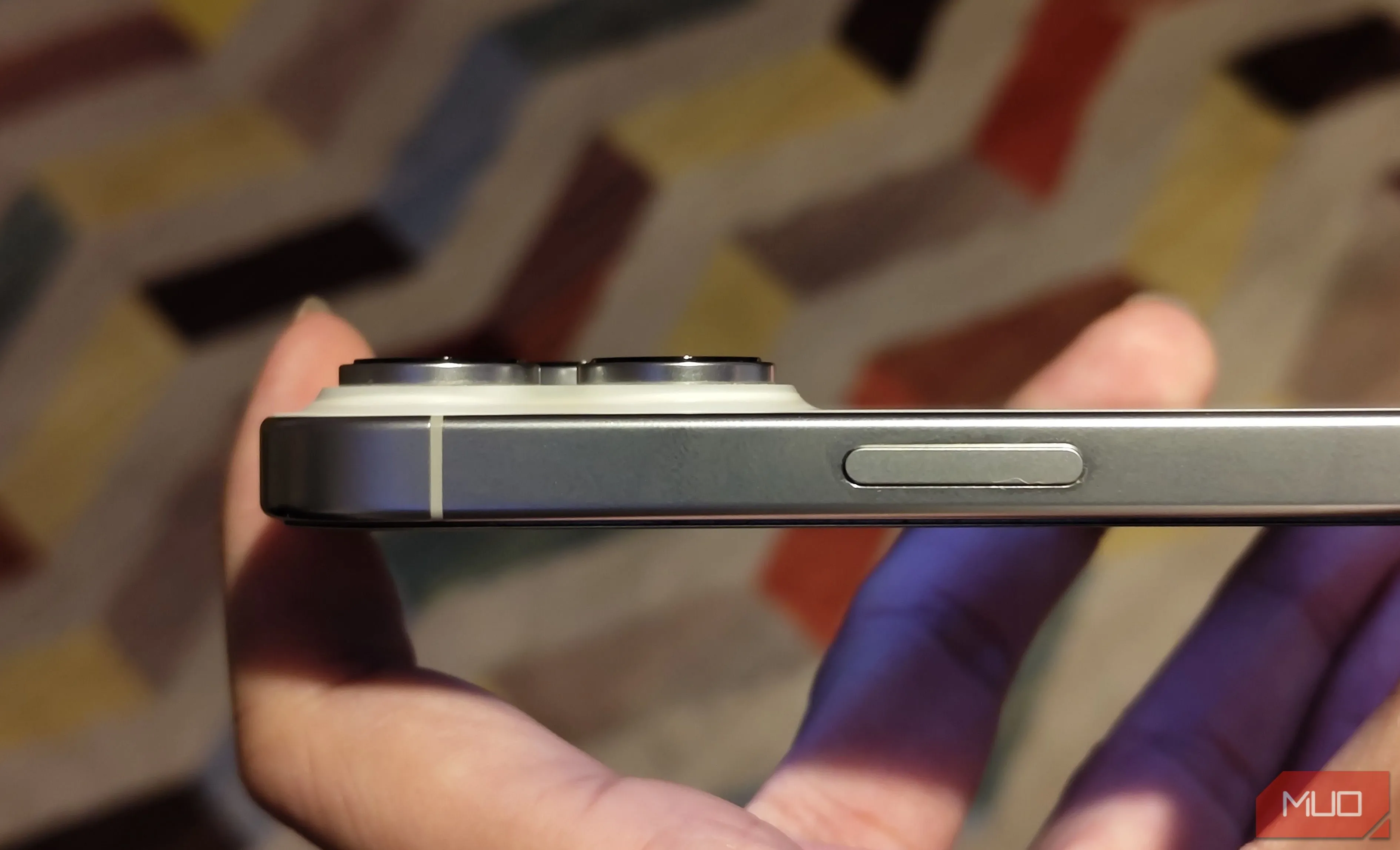 Ảnh chụp cạnh bên module camera lồi của iPhone