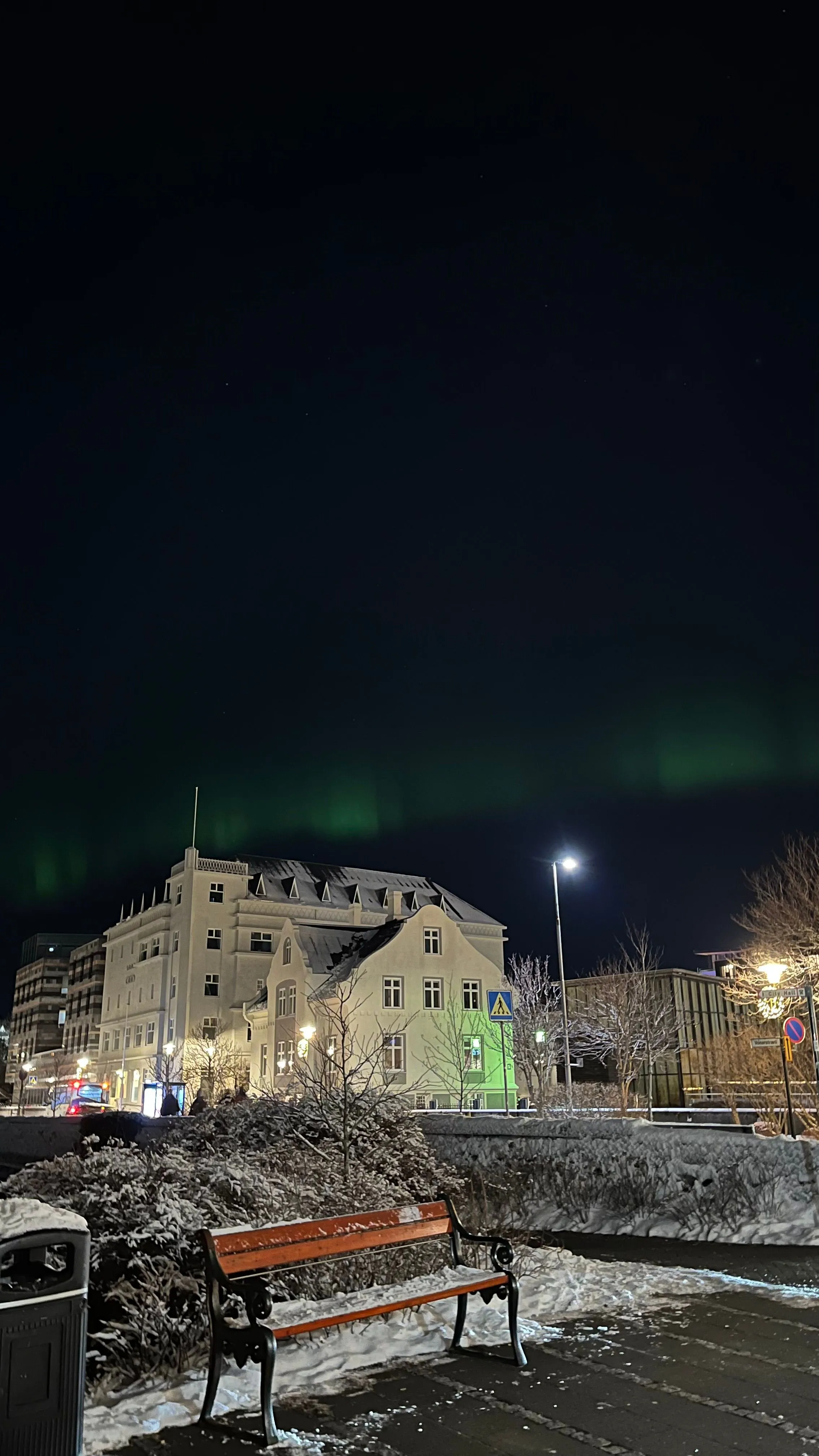 Ảnh chụp hiện tượng cực quang (Northern Lights) vào ban đêm, ví dụ về nhiếp ảnh phơi sáng