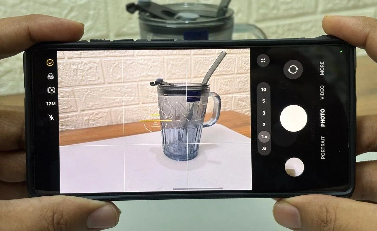 Ảnh chụp màn hình camera Samsung S25 Ultra đang hiển thị đường lưới (Grid Lines) để căn chỉnh bố cục