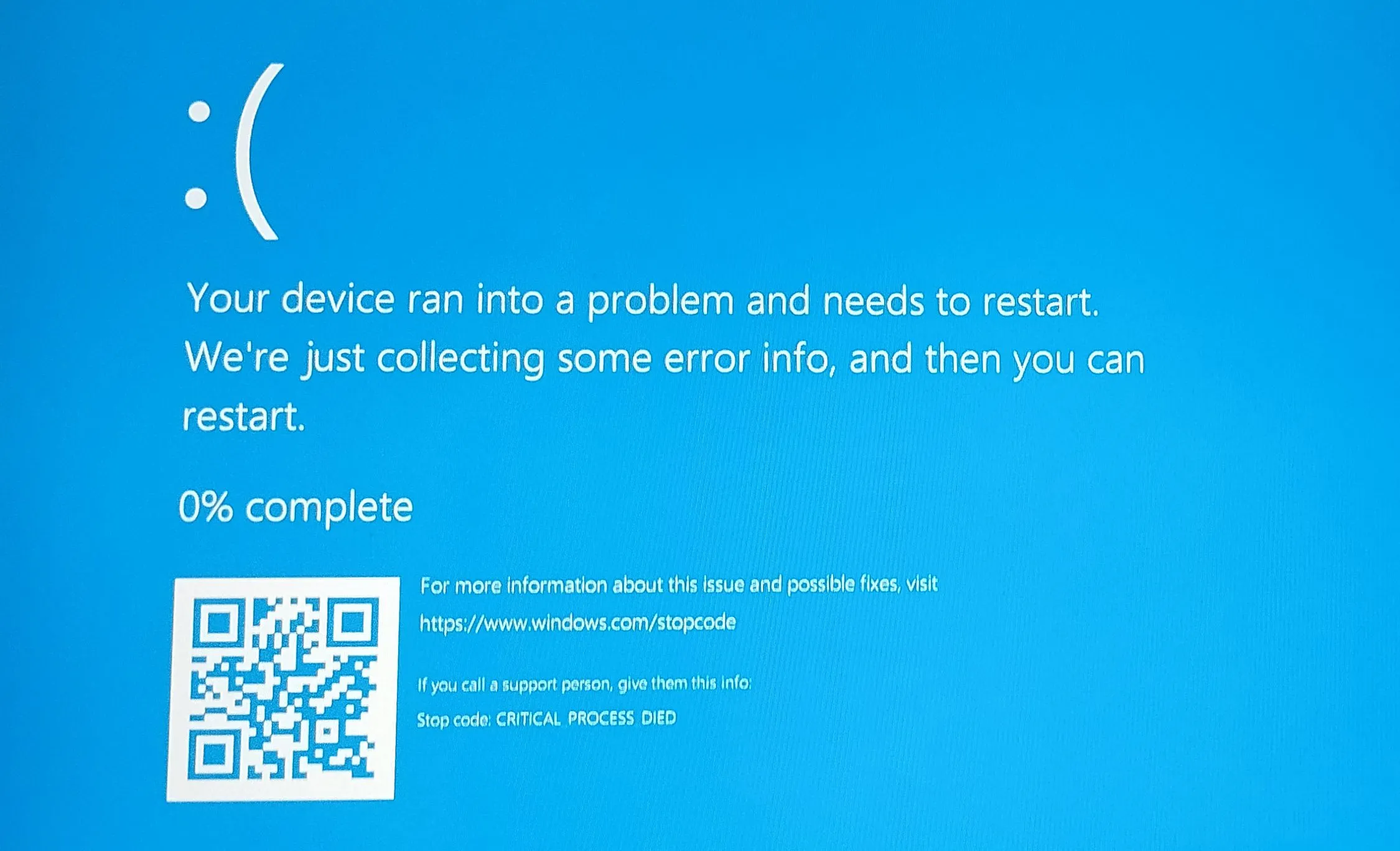 Ảnh chụp màn hình hiển thị thông báo lỗi Windows cảnh báo về sự cố hệ thống