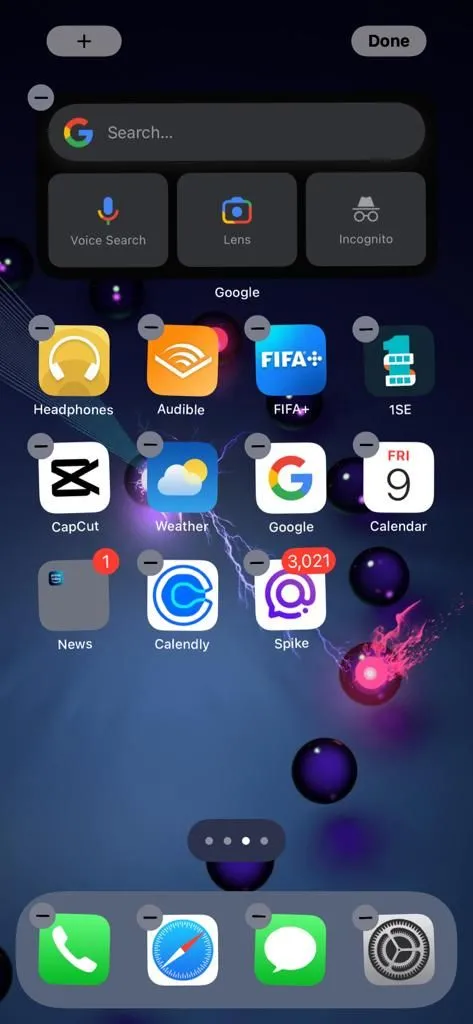 Ảnh chụp màn hình iPhone hiển thị Widget Google trên Màn hình chính, với biểu tượng dấu trừ để xóa