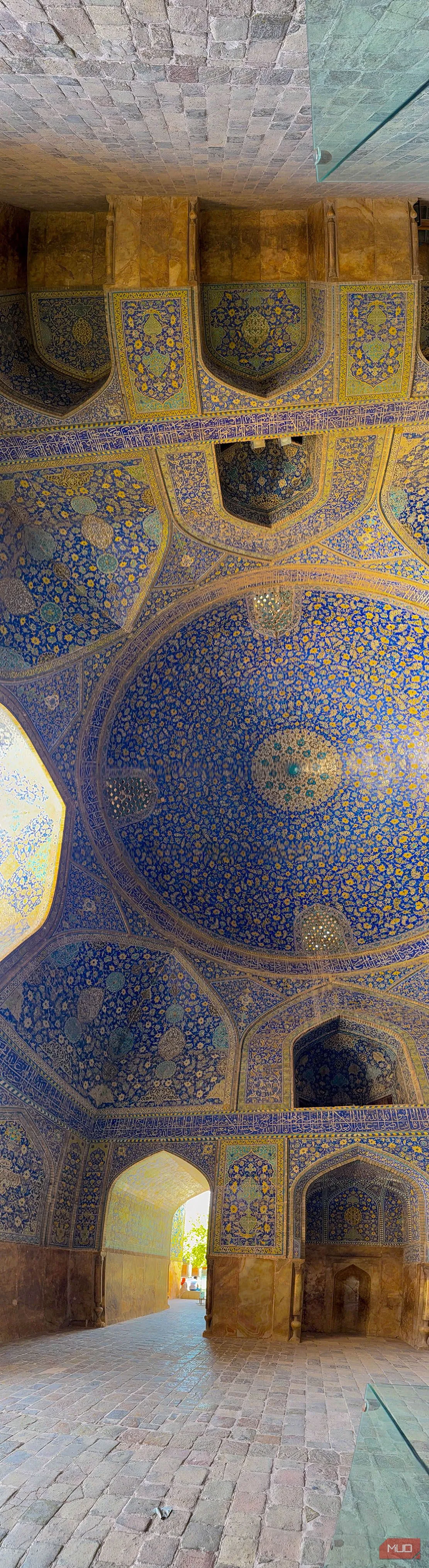 Ảnh panorama dọc ấn tượng về nội thất Nhà thờ Hồi giáo Shah ở Isfahan, cho thấy chi tiết trần nhà và kiến trúc độc đáo