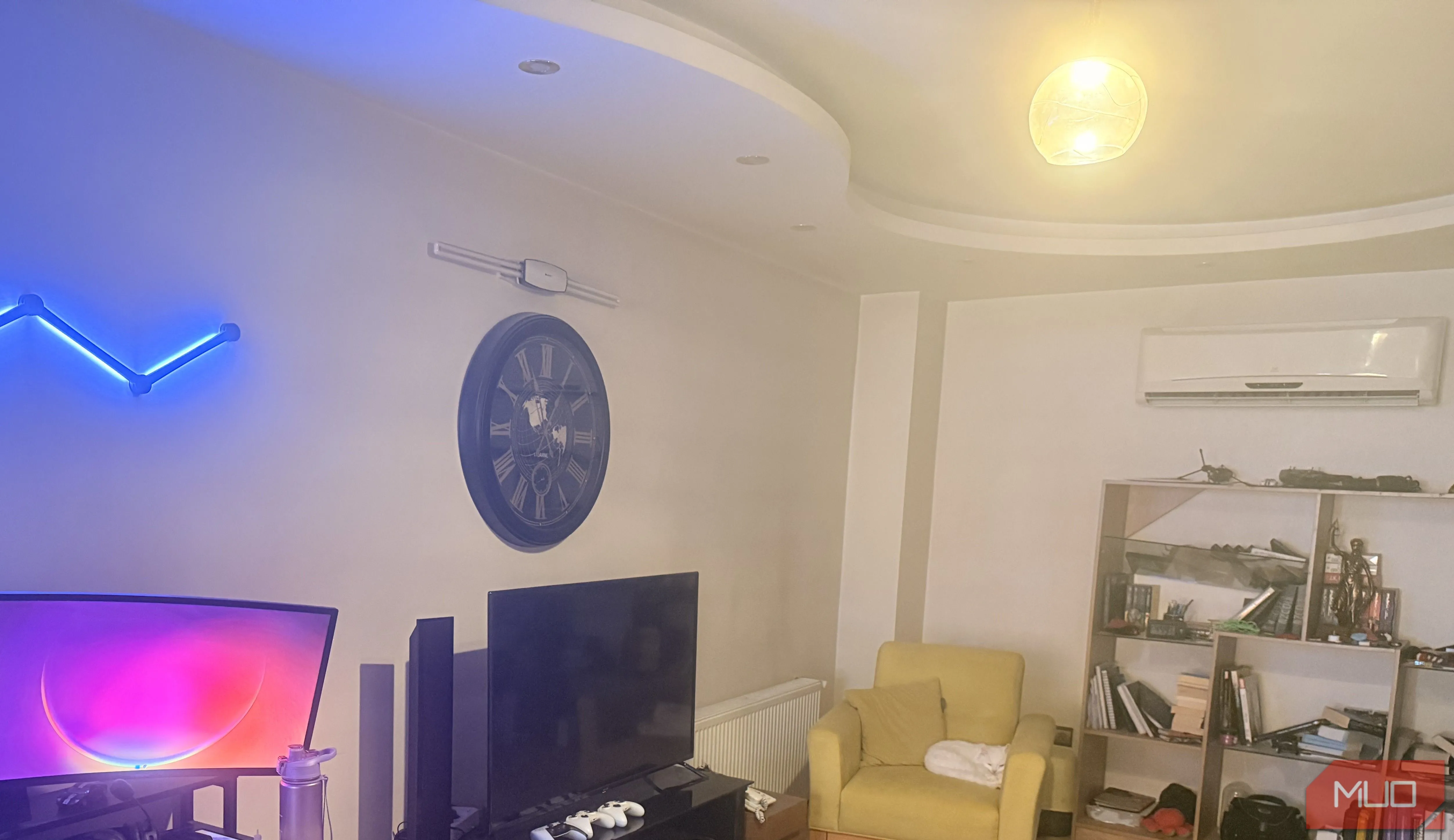 Ảnh phòng khách chụp với ống kính camera bẩn