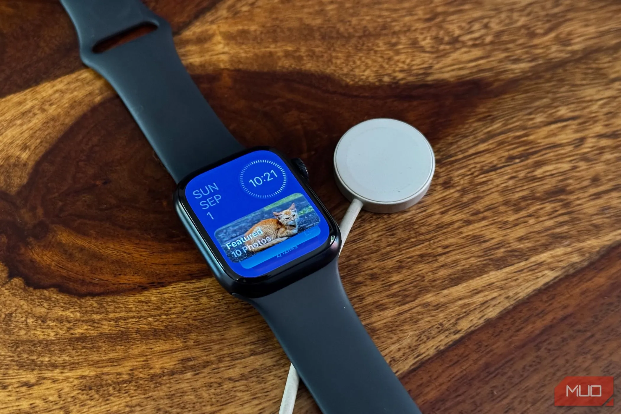 Apple Watch hiển thị giao diện tiện ích (widget) đang được sạc, liên quan đến trải nghiệm cập nhật phần mềm.