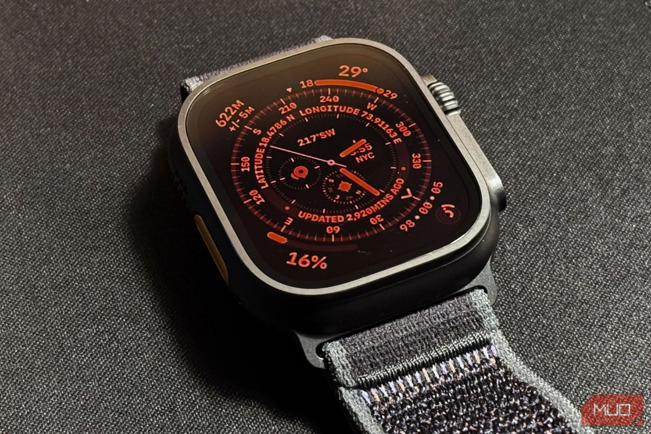 Apple Watch Ultra 2 hiển thị chế độ ban đêm với màn hình đỏ rực trên tấm thảm đen