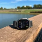 Apple Watch Ultra 2 nhìn từ cạnh bên trên nền trắng, nổi bật màn hình sáng và nút bấm