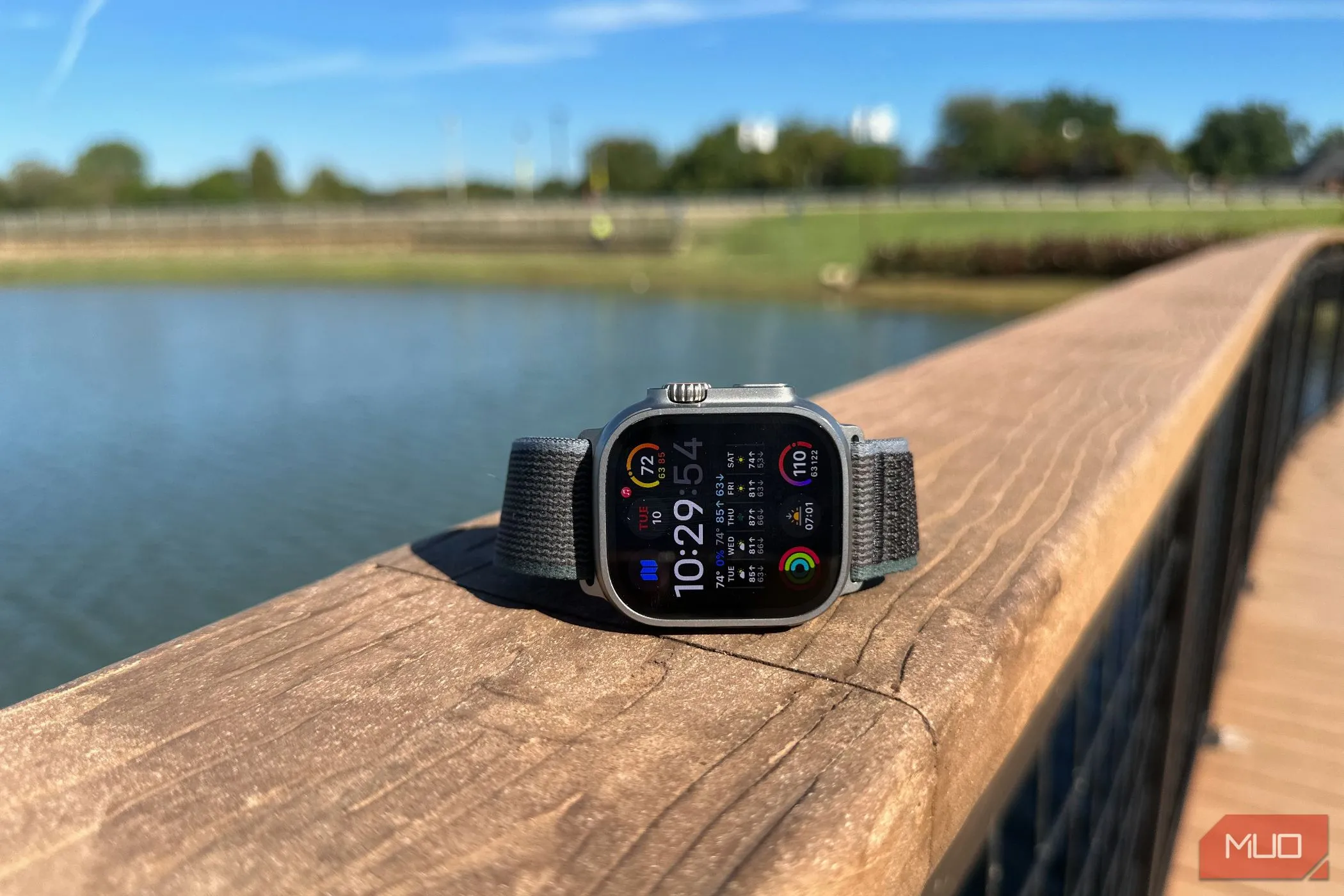 Apple Watch Ultra 2 nhìn từ cạnh bên trên nền trắng, nổi bật màn hình sáng và nút bấm