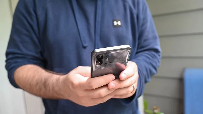 Ba chiếc điện thoại Samsung Galaxy Z Fold5 hiển thị các giao diện khác nhau, tượng trưng cho việc tìm kiếm Wi-Fi