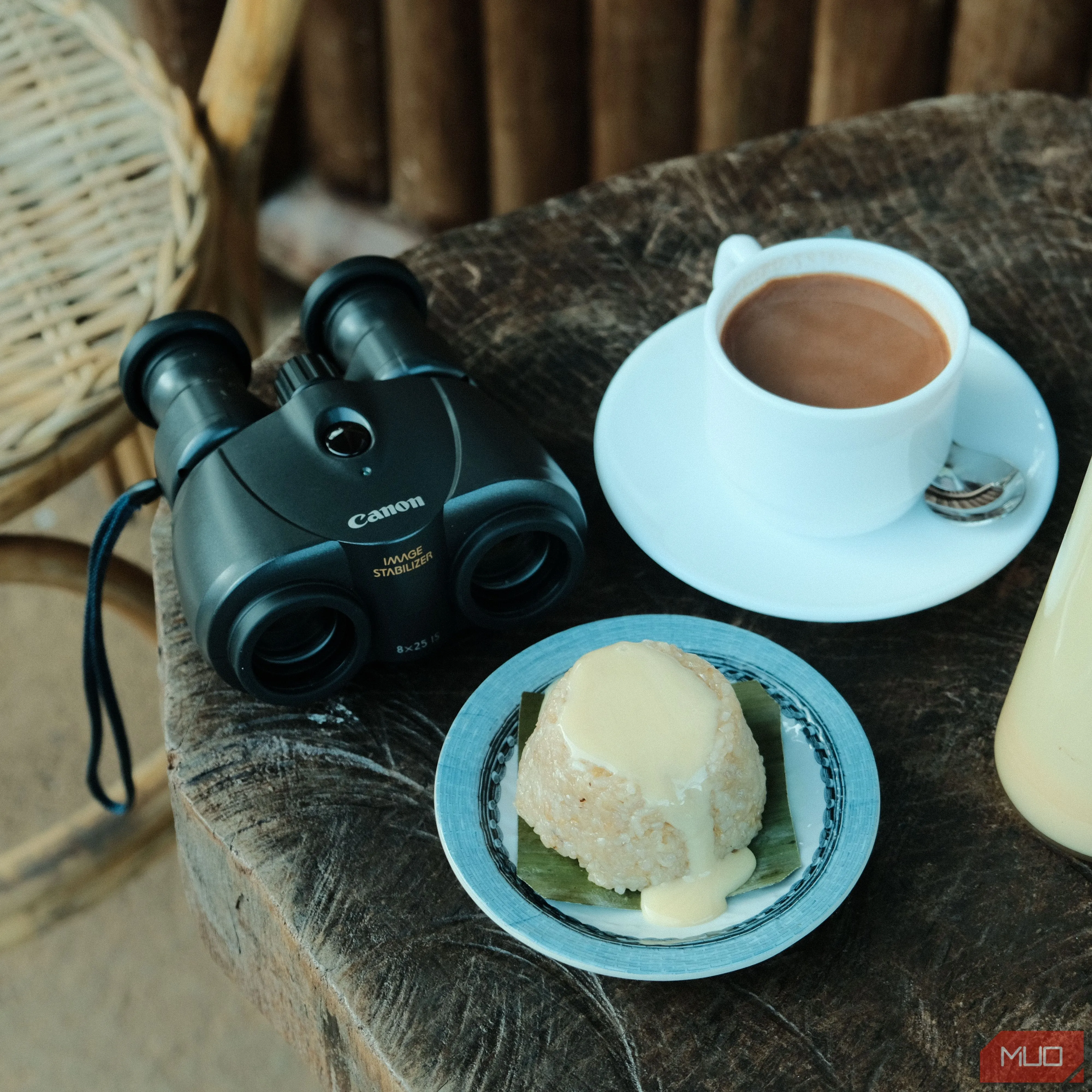 Bàn ăn bày biện nhiều món hấp dẫn, chụp bằng Fujifilm X-T20 với tỷ lệ khung hình vuông, mang lại bố cục cân đối