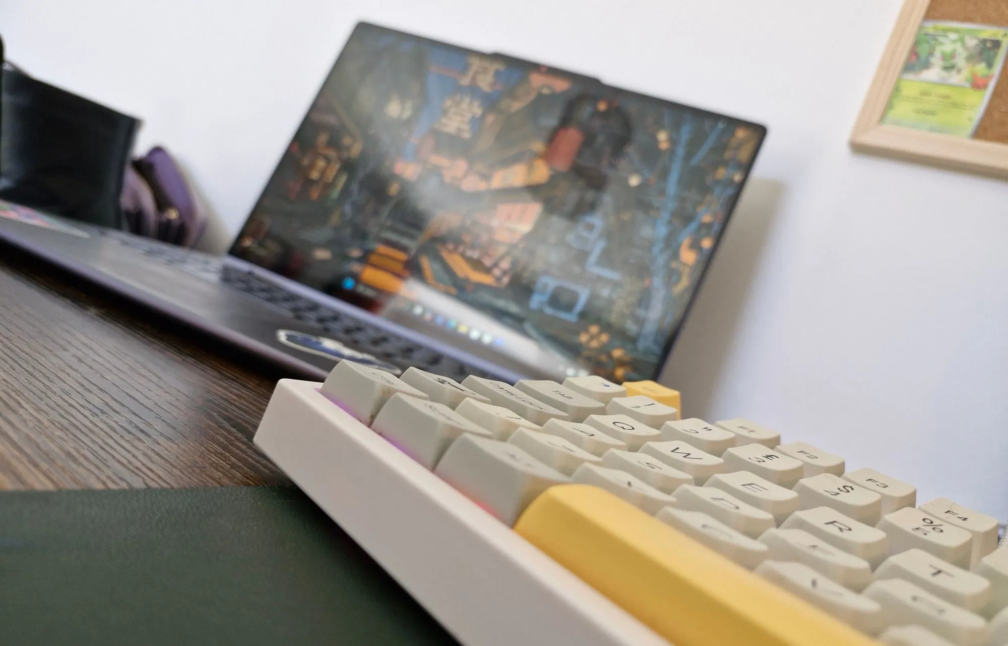 Bàn phím cơ học và laptop trên bàn làm việc, thể hiện sự tiện lợi khi nhập liệu chuyên nghiệp