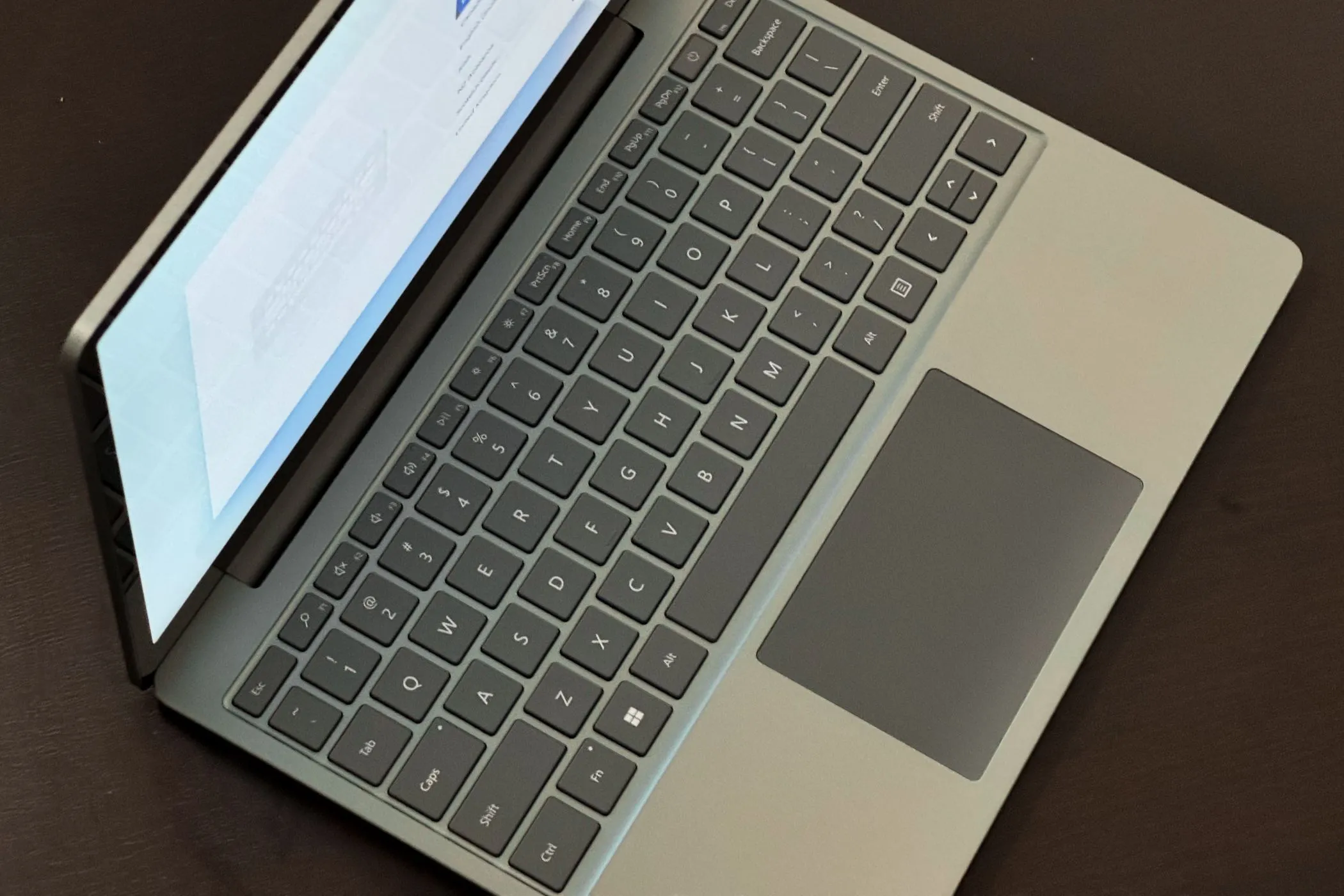 Bàn phím của Surface Laptop Go 3 cho thấy hành trình phím nông đặc trưng của laptop mỏng nhẹ