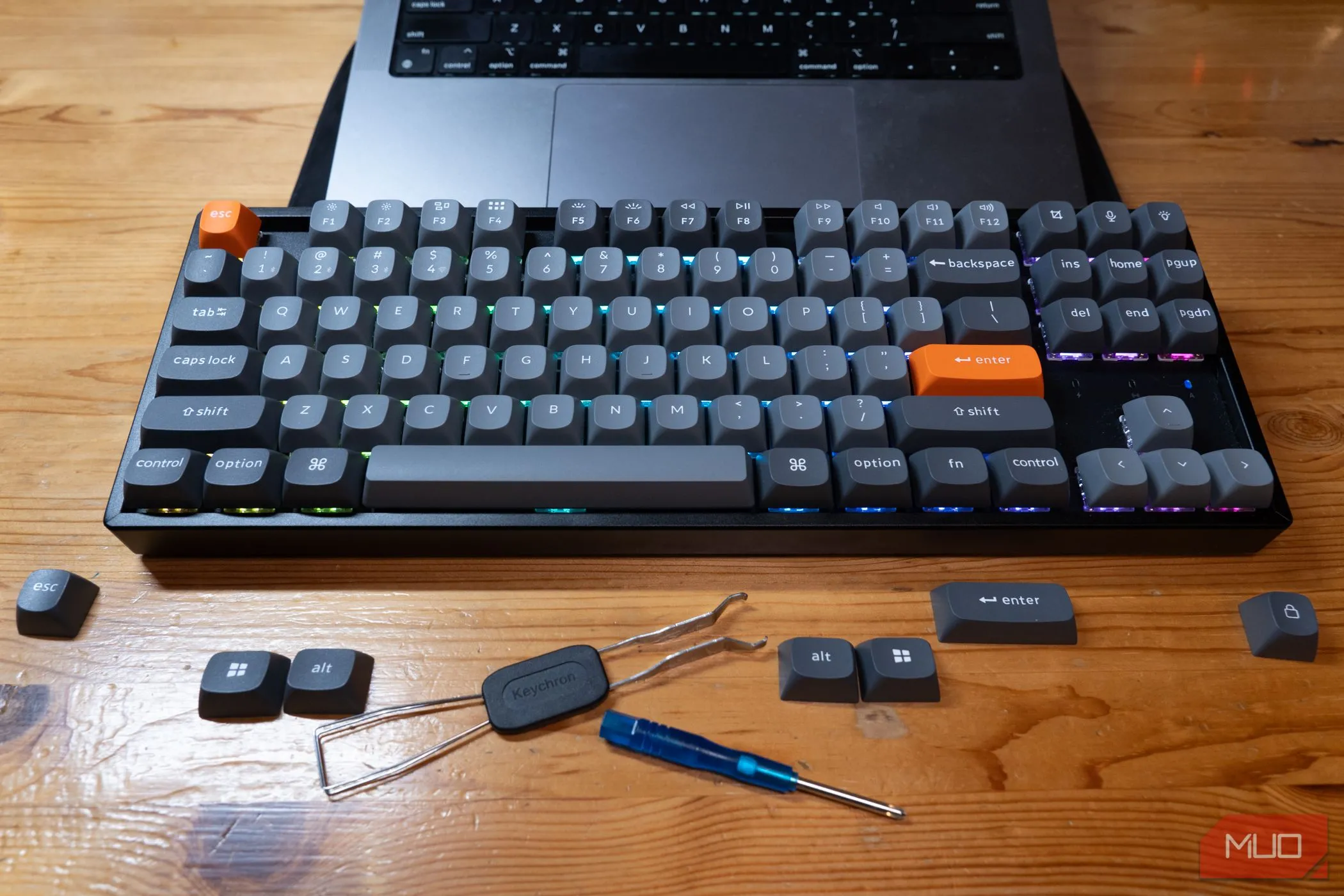 Bàn phím Keychron K8 Max cùng bộ keycap và phím chức năng thay thế dành cho Windows và macOS.
