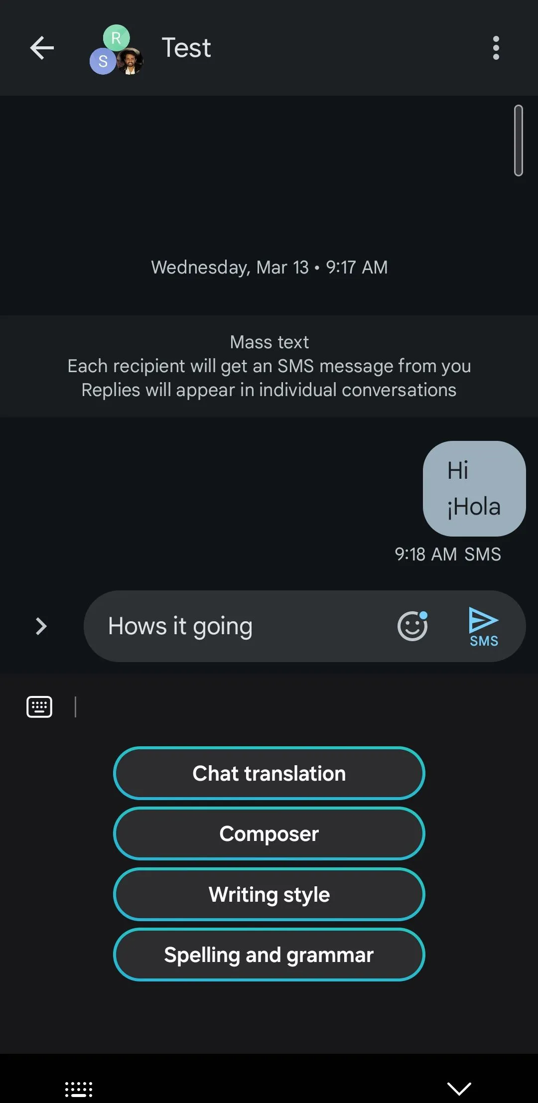Bàn phím Samsung hiển thị tính năng Chat Assist với gợi ý sửa ngữ pháp và chính tả