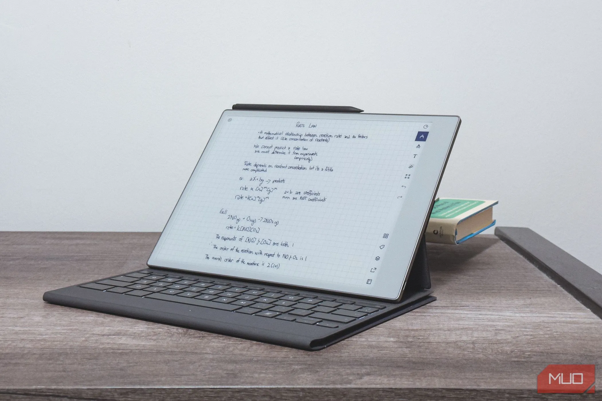 Bàn phím Type Folio Keyboard được gắn vào reMarkable Paper Pro, biến tablet thành thiết bị nhập liệu