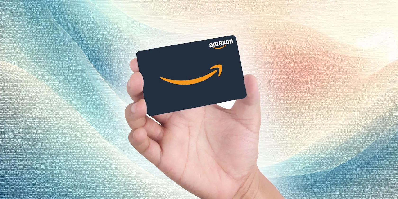 Bàn tay cầm thẻ quà tặng Amazon