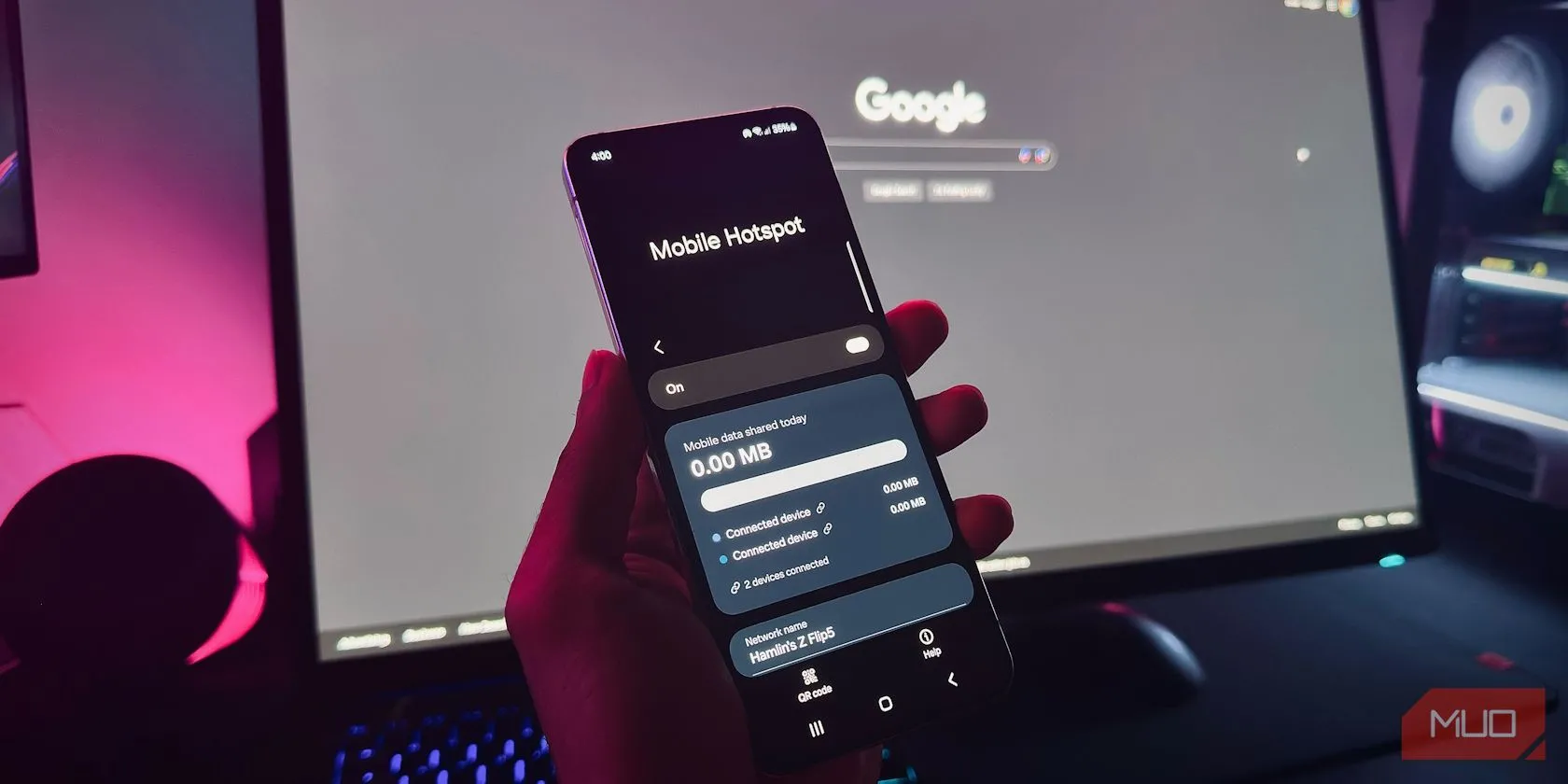 Bàn tay đang cầm điện thoại Android hiển thị cài đặt Điểm phát sóng di động, minh họa cách biến điện thoại thành bộ mở rộng Wi-Fi.