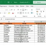 Bảng dữ liệu Excel mẫu chuẩn bị cho Mail Merge với các cột Họ, Tên, Email