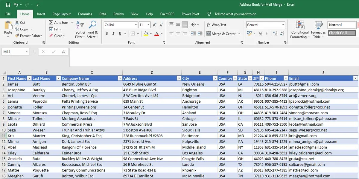 Bảng dữ liệu trong Excel chứa thông tin người nhận email như tên, địa chỉ, và email, chuẩn bị cho tính năng Mail Merge