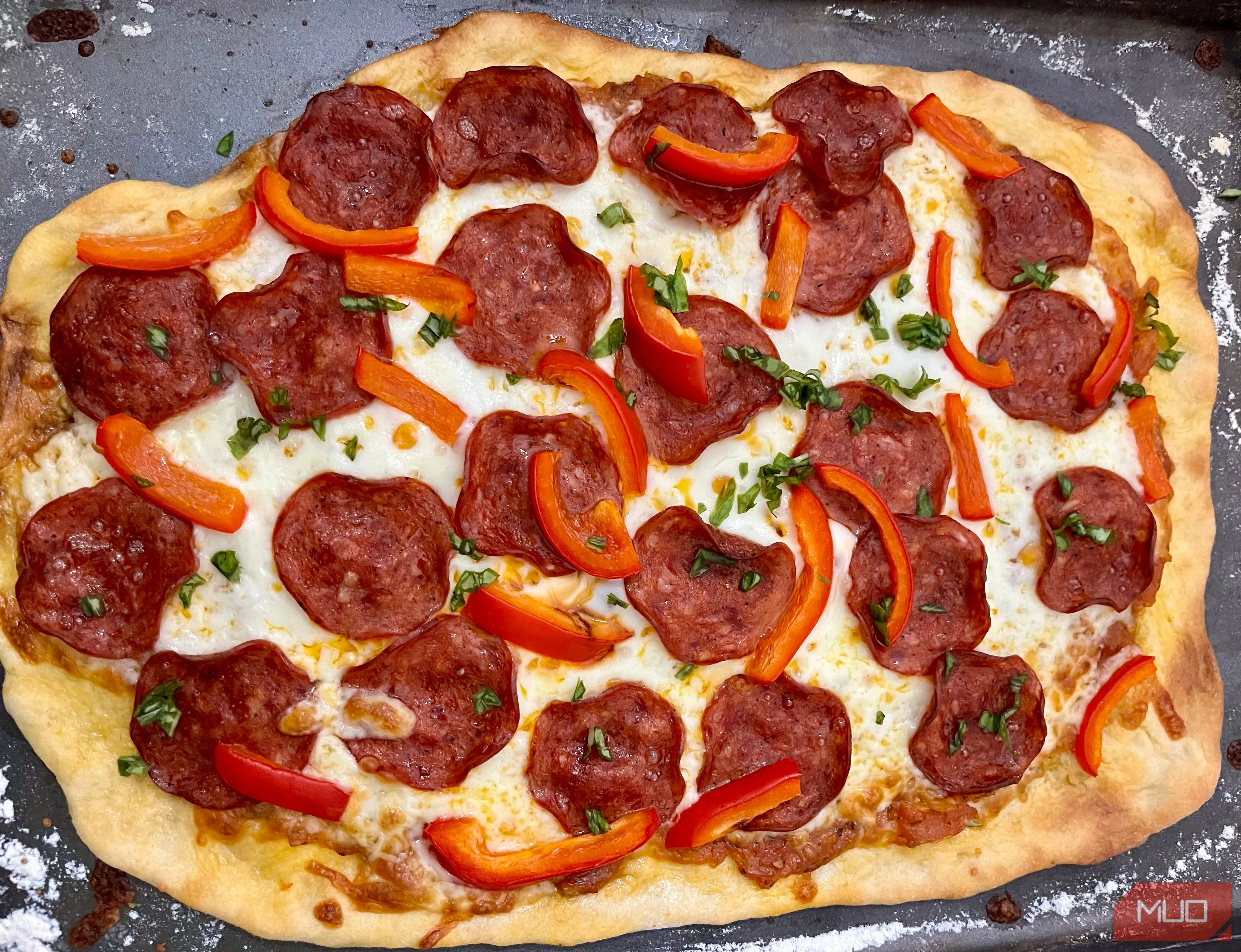 Bánh pizza xúc xích pepperoni được trình bày với bố cục hài hòa, thu hút ánh nhìn