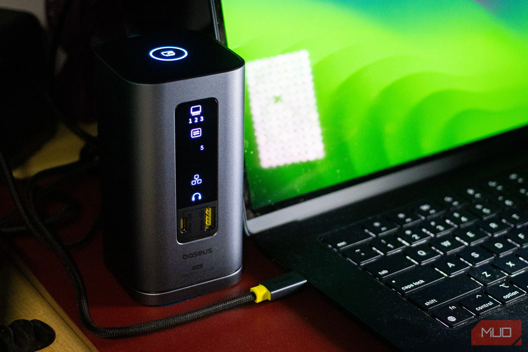 Baseus Spacemate 11-in-1 Docking Station kết nối với MacBook Air, biến thành trạm làm việc chuyên nghiệp