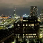 Bầu trời đêm thành phố được chụp panorama, minh họa tầm quan trọng của bố cục