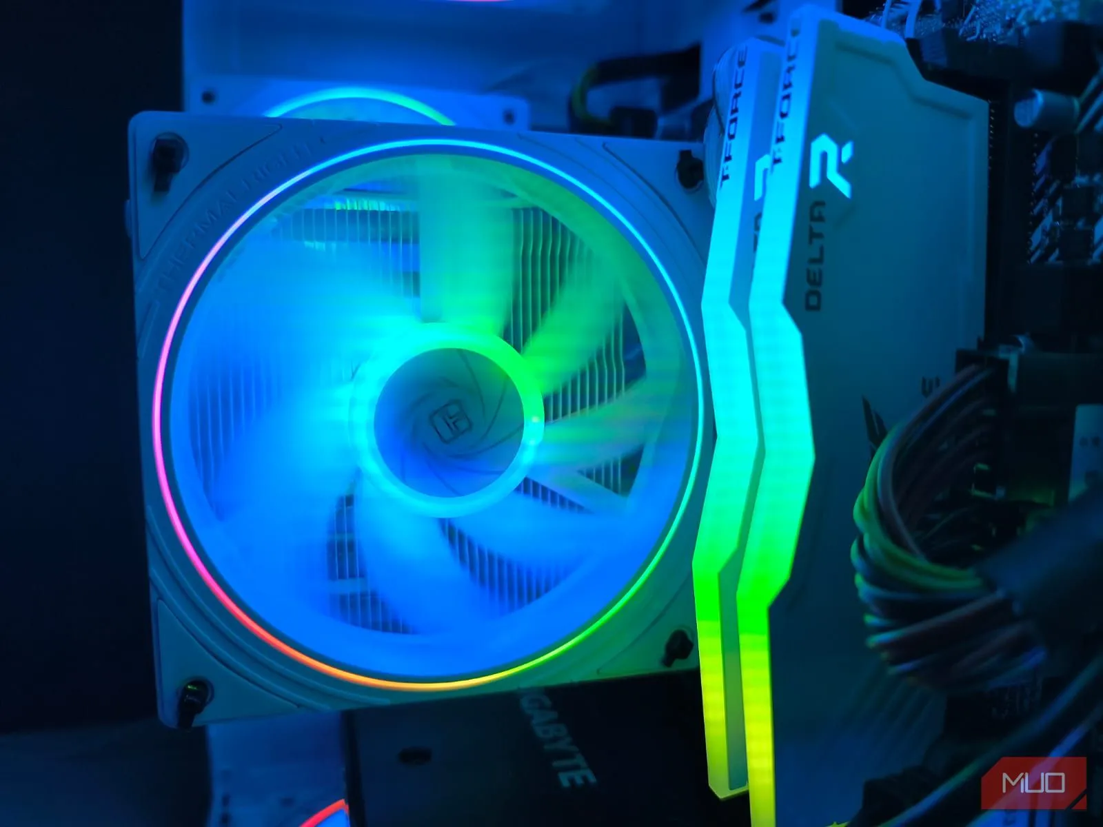 Bên trong case PC tùy chỉnh, nổi bật với thanh RAM DDR4 32GB có đèn RGB giúp tăng hiệu quả làm việc cho phần mềm chỉnh sửa ảnh chuyên nghiệp