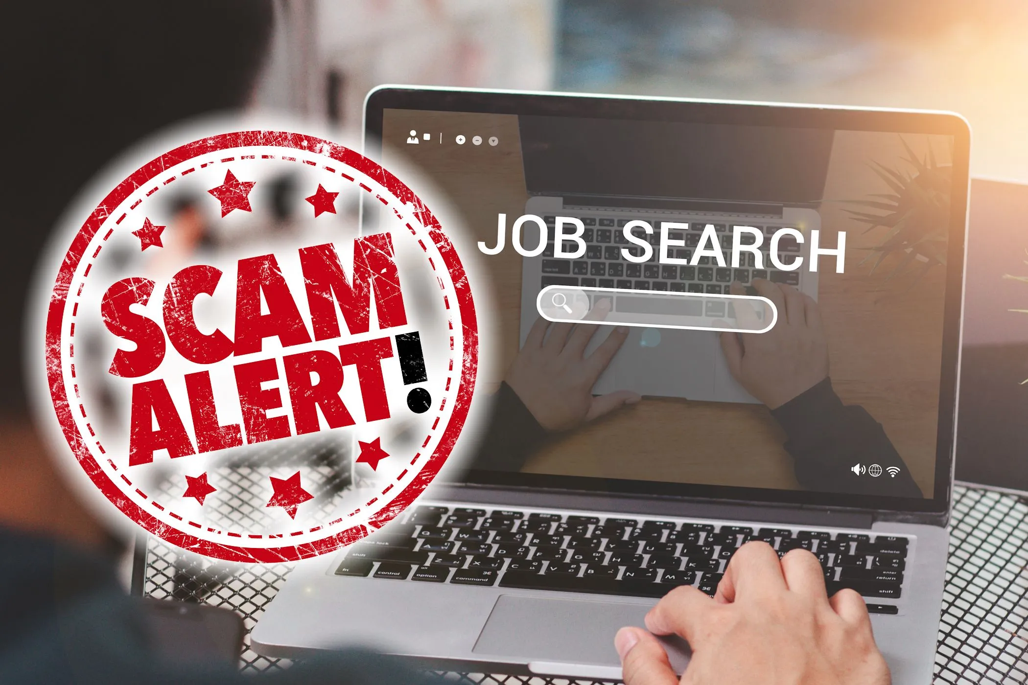 Biển báo &quot;Scam Alert&quot; (Cảnh báo lừa đảo) trên màn hình máy tính có hình ảnh tìm việc, tượng trưng cho các chiêu trò lừa đảo tuyển dụng.