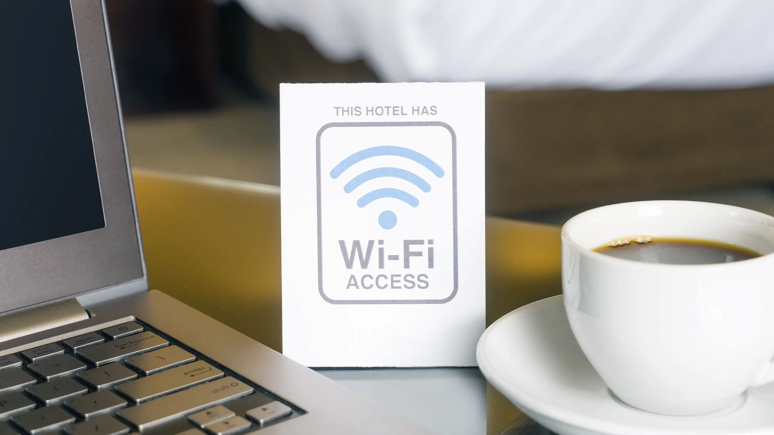 Biển báo truy cập Wi-Fi miễn phí trong khách sạn, thể hiện rủi ro khi dùng mạng công cộng