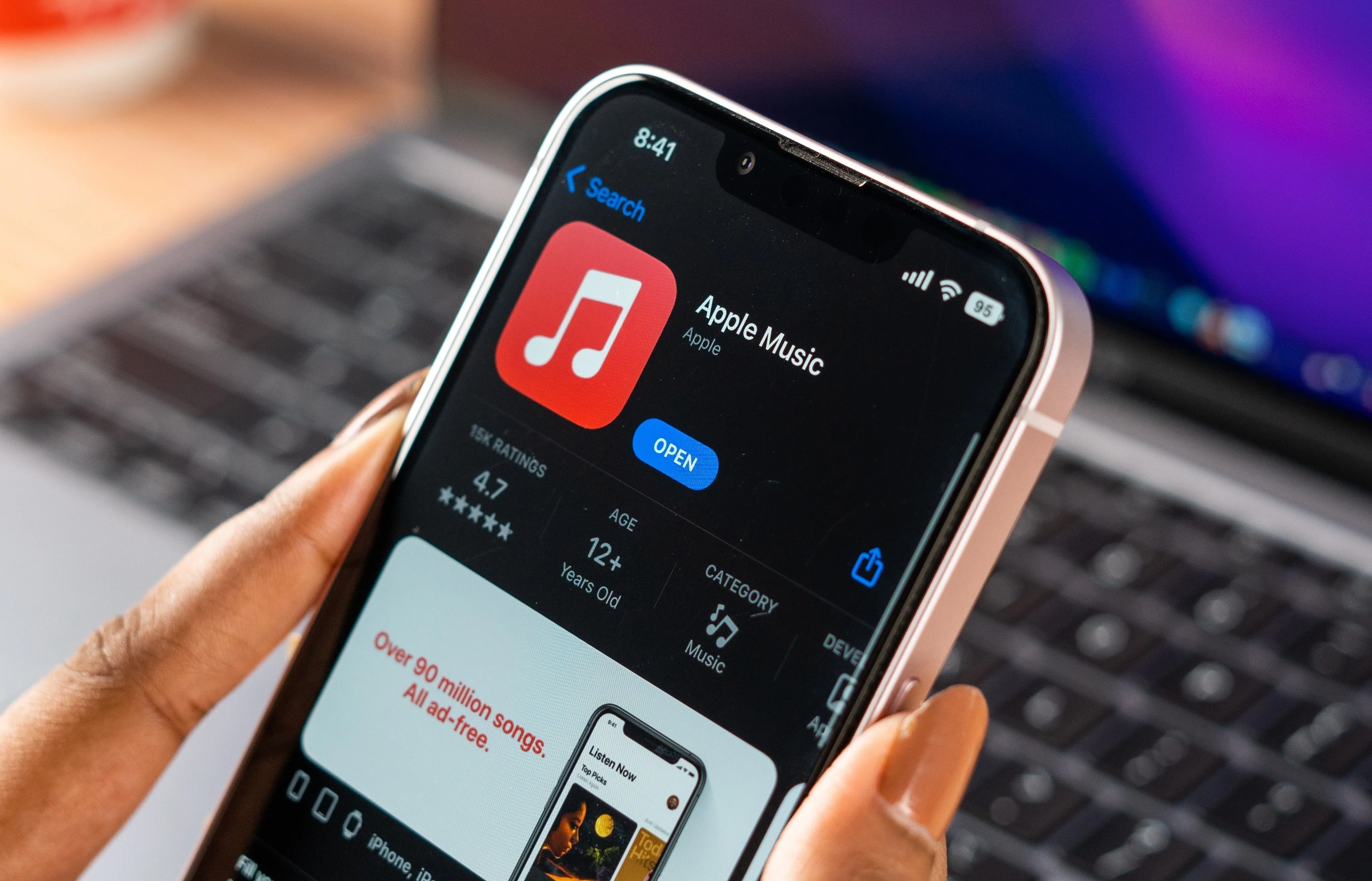 Biểu tượng Apple Music trên màn hình điện thoại, cho phép tích hợp với Google Maps