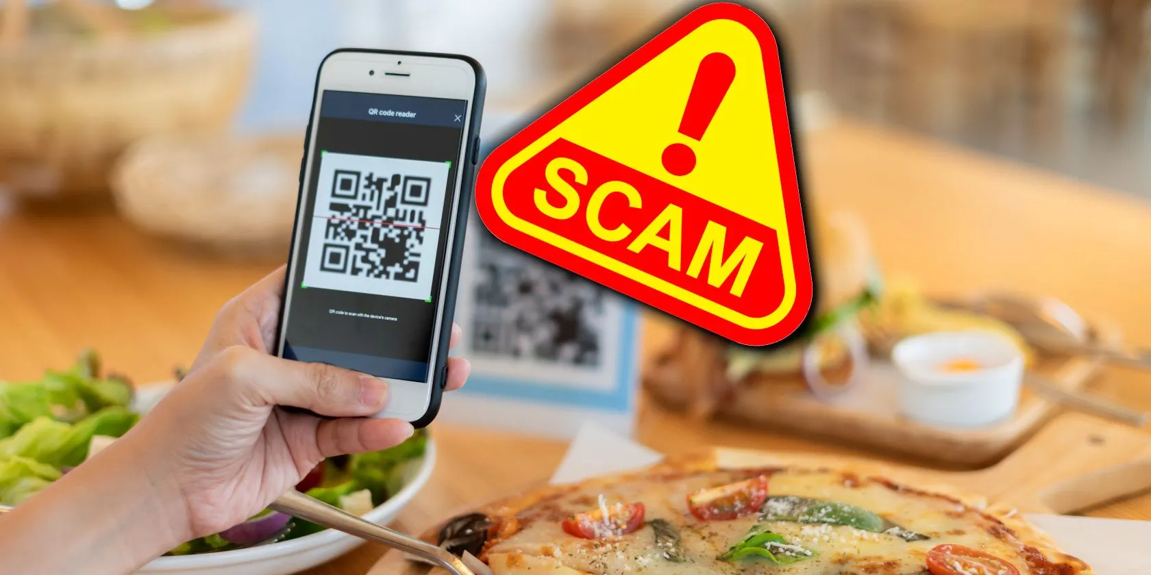 Biểu tượng cảnh báo lừa đảo và mã QR trên màn hình điện thoại, thể hiện rủi ro từ QR code độc hại và nhu cầu sử dụng ứng dụng bảo mật