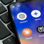 Biểu tượng chatbot AI trên màn hình điện thoại thông minh, minh họa cho sự tương tác giữa người dùng và các trợ lý ảo AI, tiềm ẩn rủi ro bảo mật như lỗ hổng tấn công DDoS