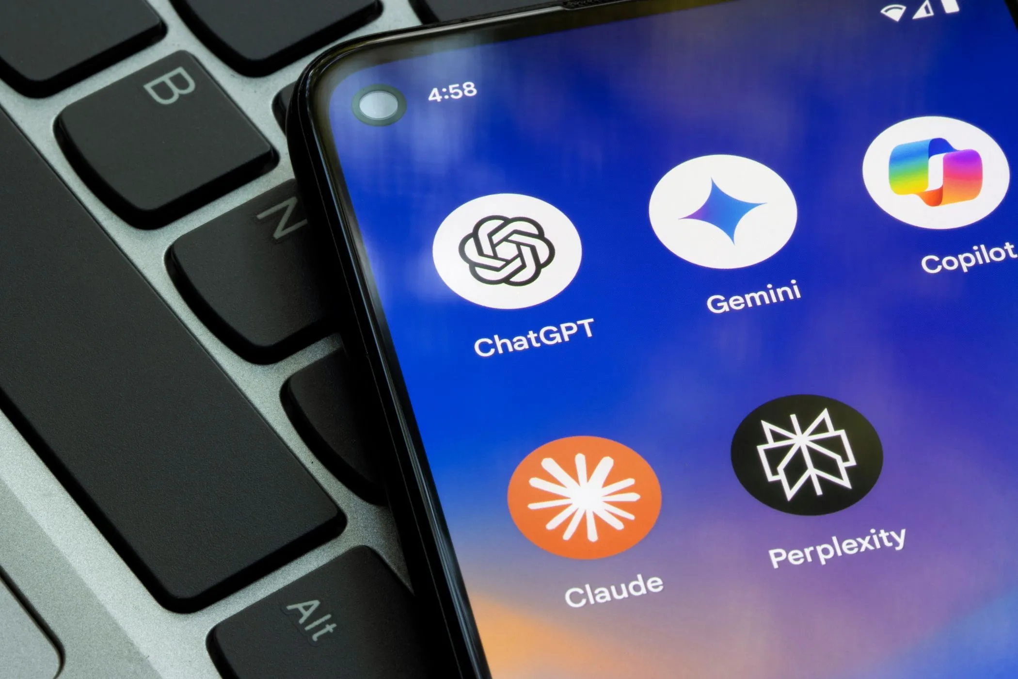 Biểu tượng chatbot AI trên màn hình điện thoại thông minh, minh họa cho sự tương tác giữa người dùng và các trợ lý ảo AI, tiềm ẩn rủi ro bảo mật như lỗ hổng tấn công DDoS