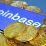 Biểu tượng Coinbase và tiền điện tử Bitcoin sau vụ rò rỉ dữ liệu