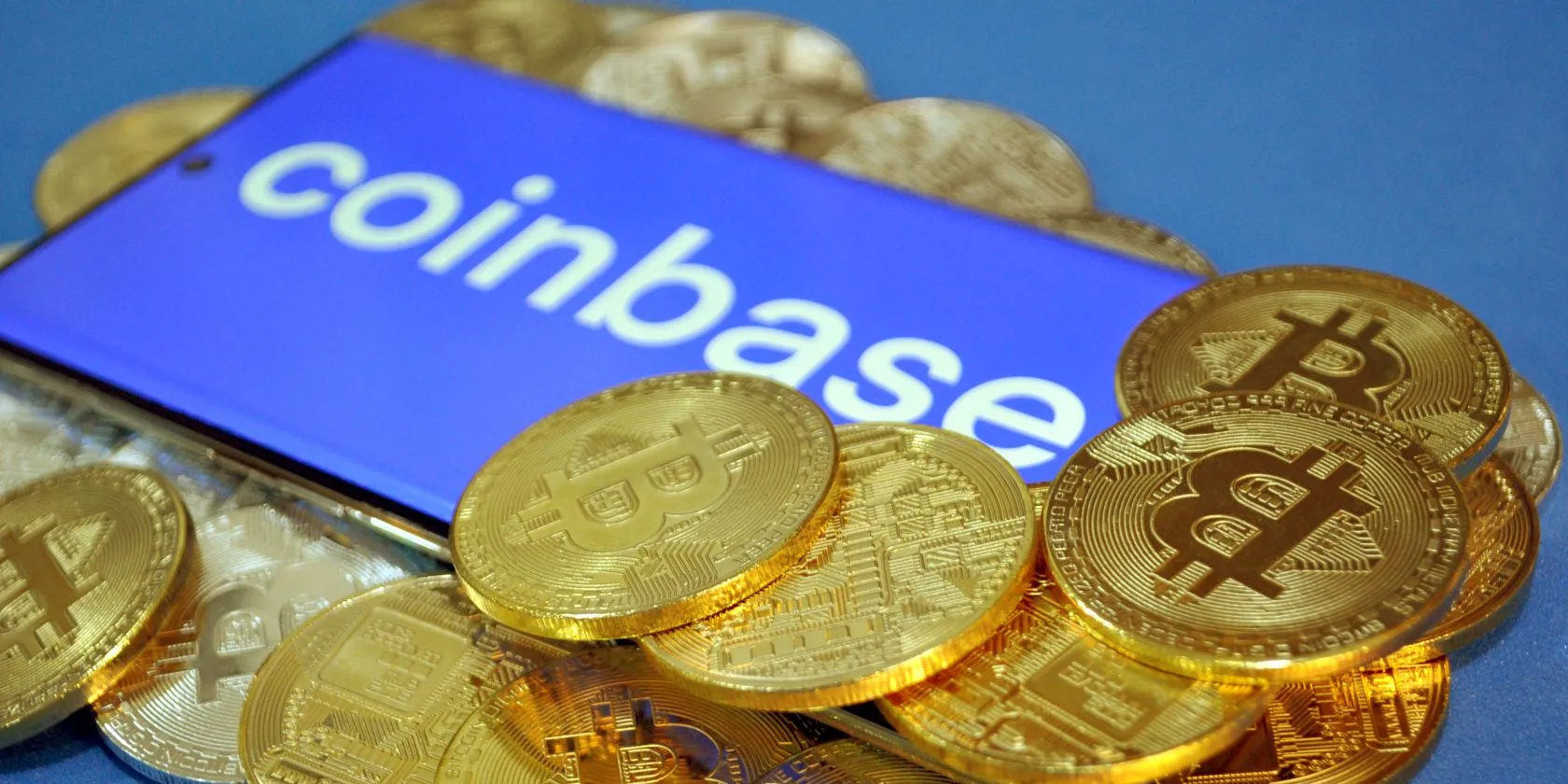 Biểu tượng Coinbase và tiền điện tử Bitcoin sau vụ rò rỉ dữ liệu