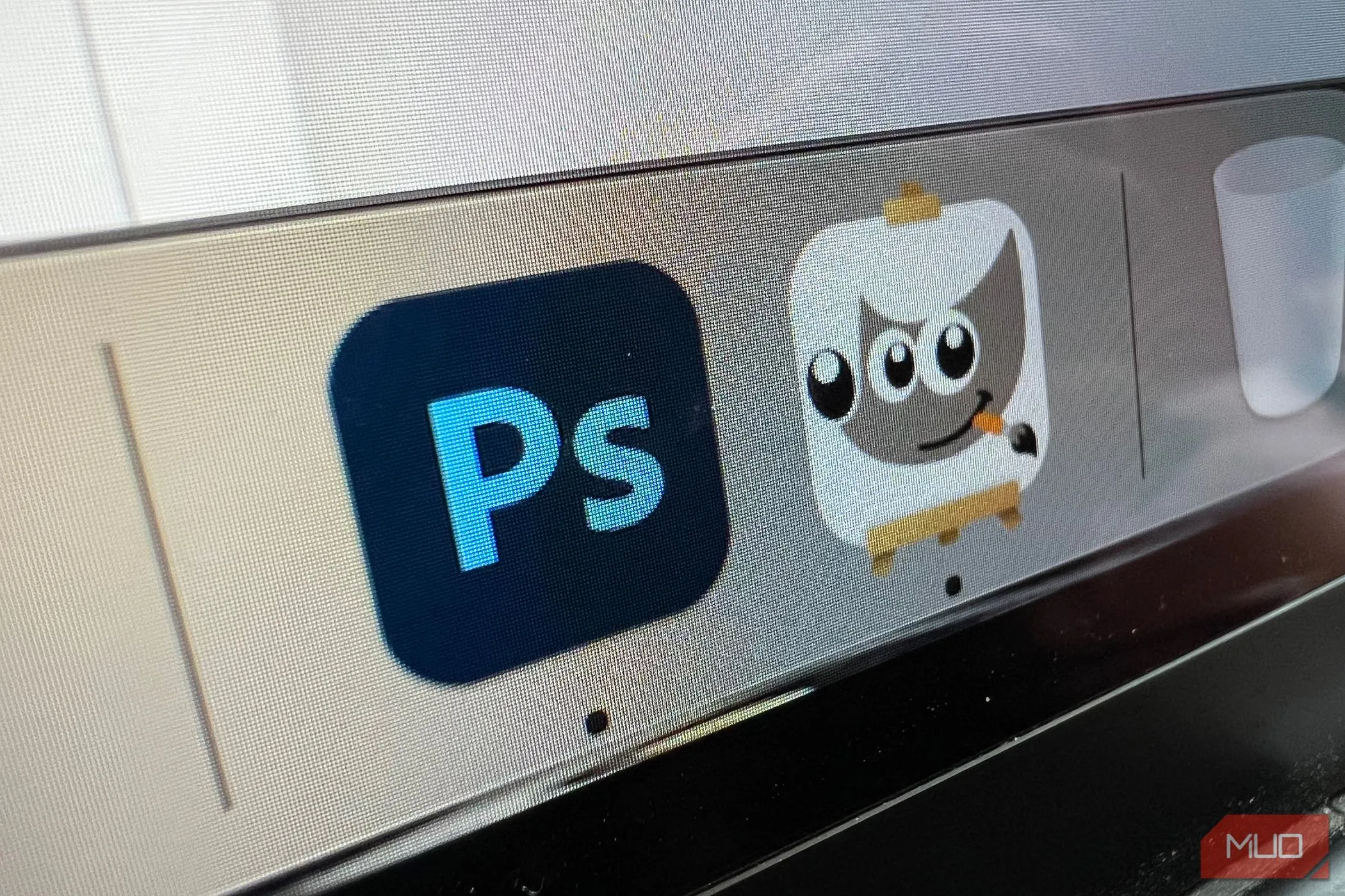 Biểu tượng GIMP và Photoshop cạnh nhau trên MacBook, tượng trưng cho sự lựa chọn phần mềm chỉnh sửa ảnh miễn phí và có phí