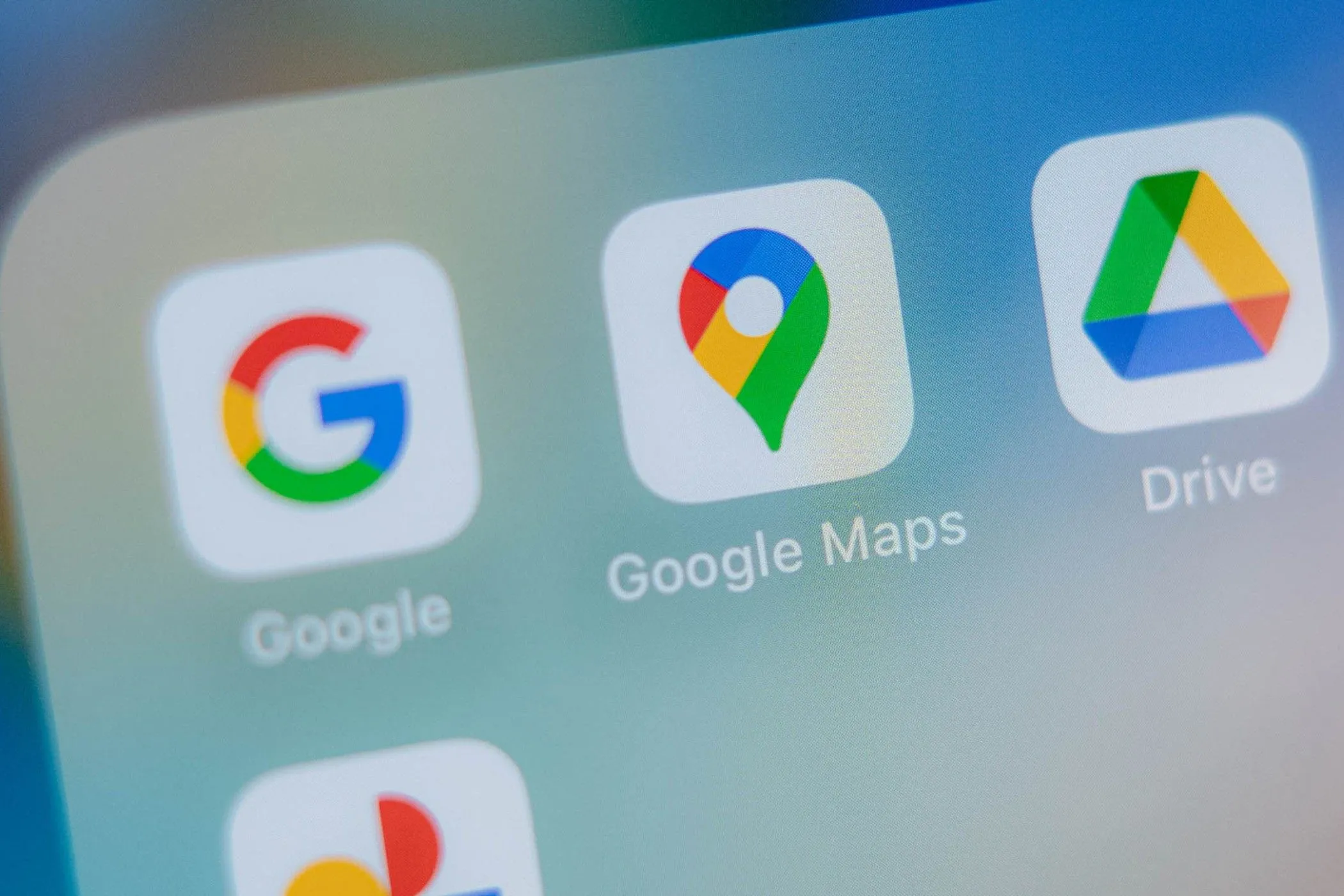 Biểu tượng Google Maps trên màn hình điện thoại minh họa tính năng Timeline hữu ích