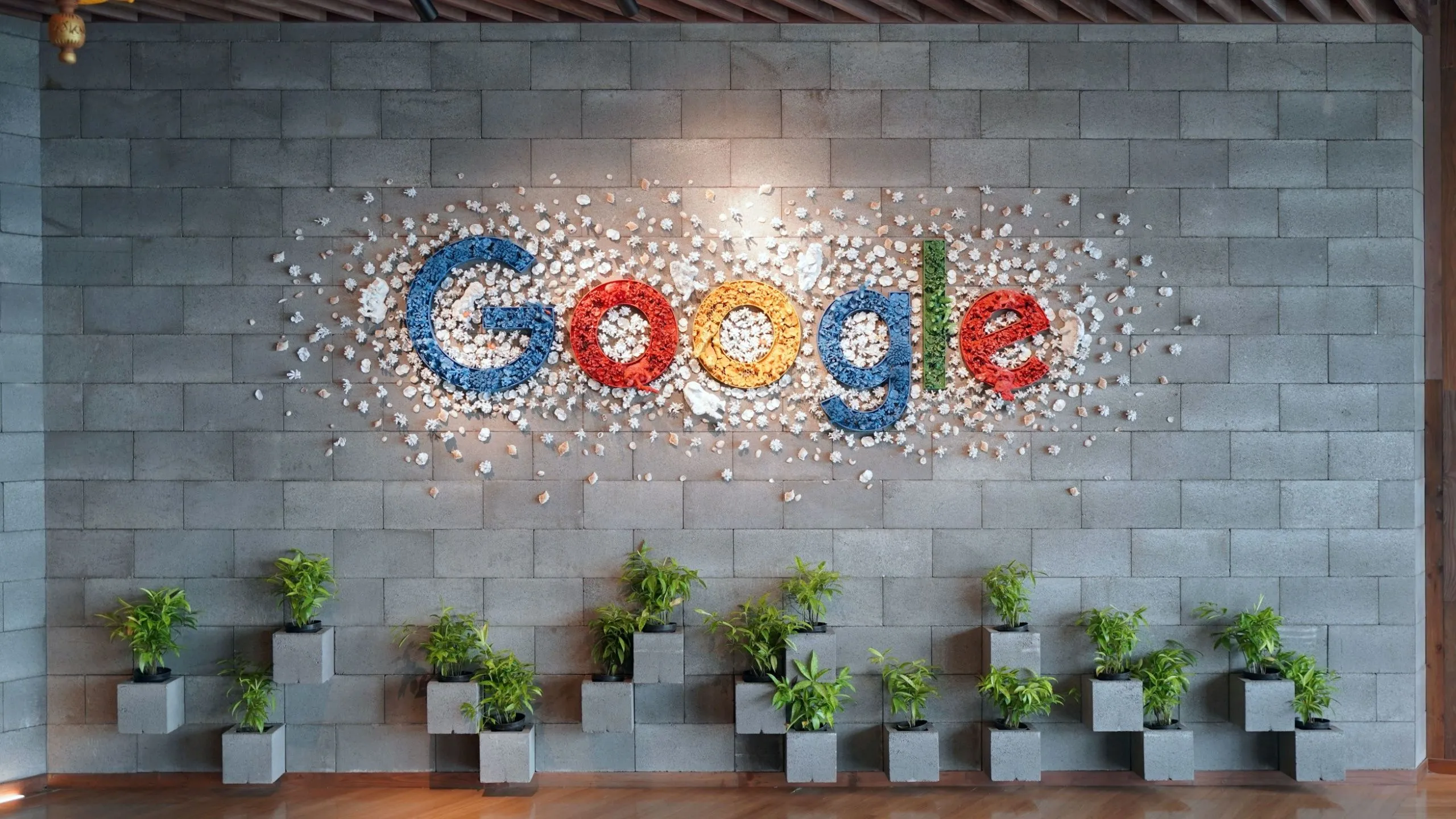 Biểu tượng Google trên tường văn phòng, thể hiện sự đồng bộ liền mạch của Chromebook với hệ sinh thái Google.