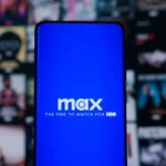 Biểu tượng Max trên điện thoại thông minh và màn hình TV, thể hiện dịch vụ xem phim và thể thao trực tuyến.