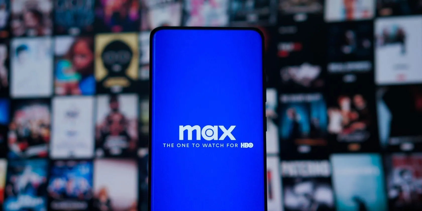 Biểu tượng Max trên điện thoại thông minh và màn hình TV, thể hiện dịch vụ xem phim và thể thao trực tuyến.