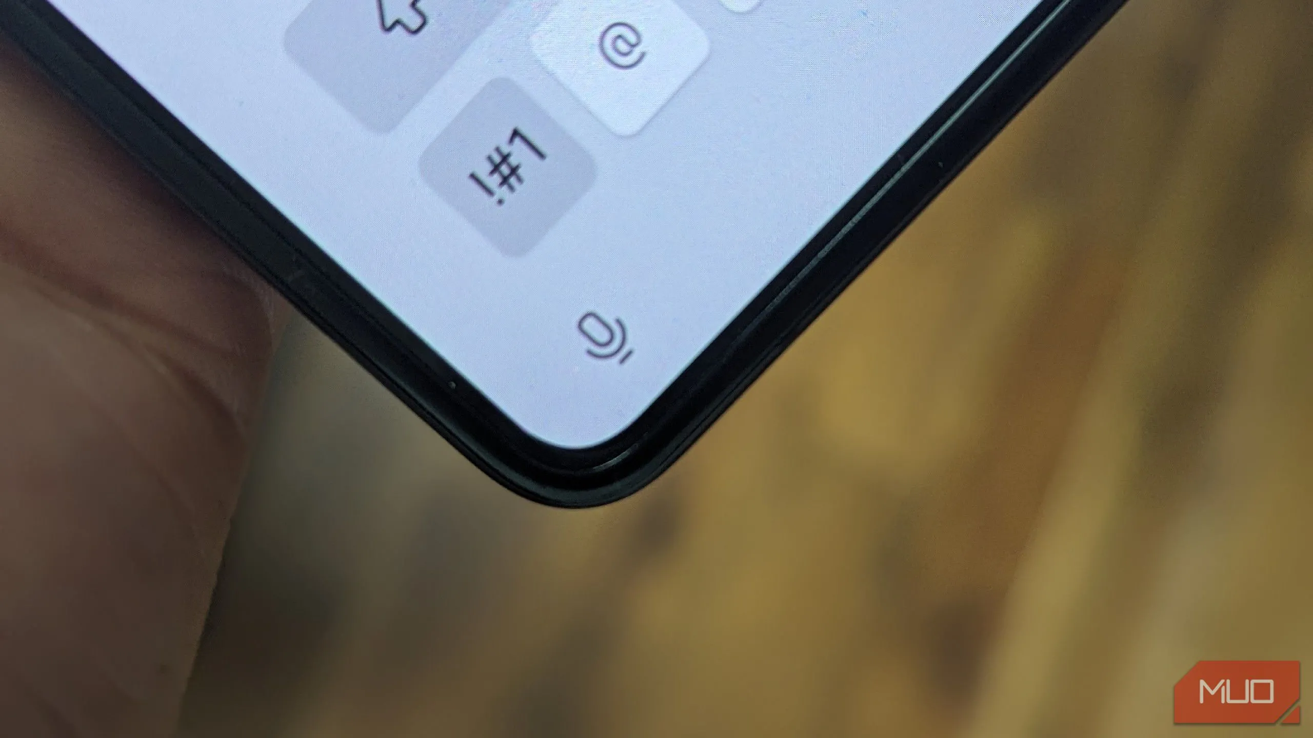 Biểu tượng micro trên bàn phím ảo của điện thoại Samsung Galaxy Z Fold 5, minh họa tính năng gõ bằng giọng nói.