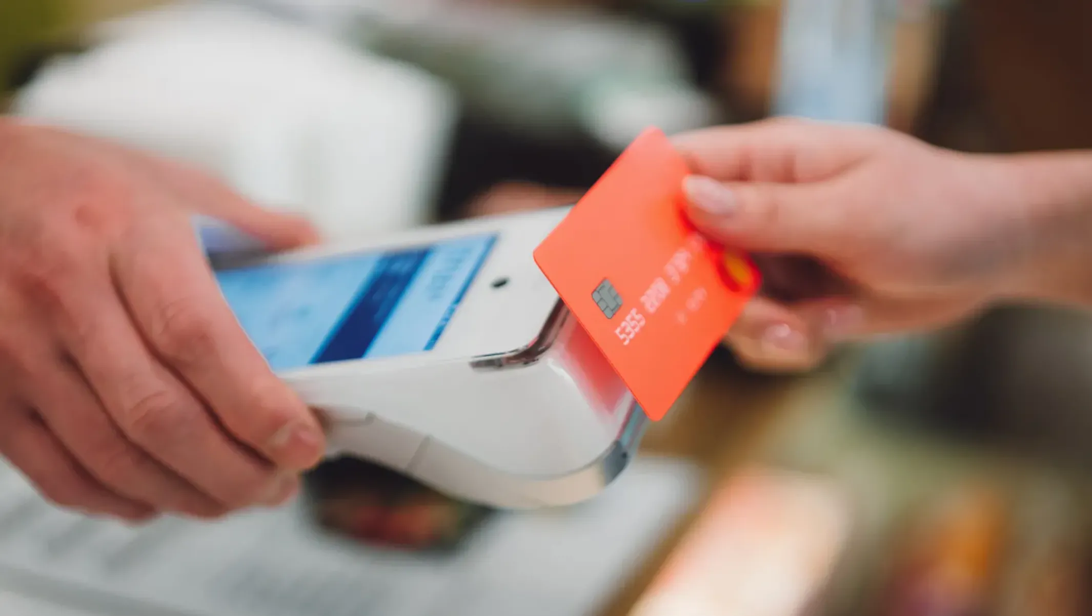 Biểu tượng thanh toán không tiếp xúc (tap-to-pay) trên thiết bị POS hiện đại