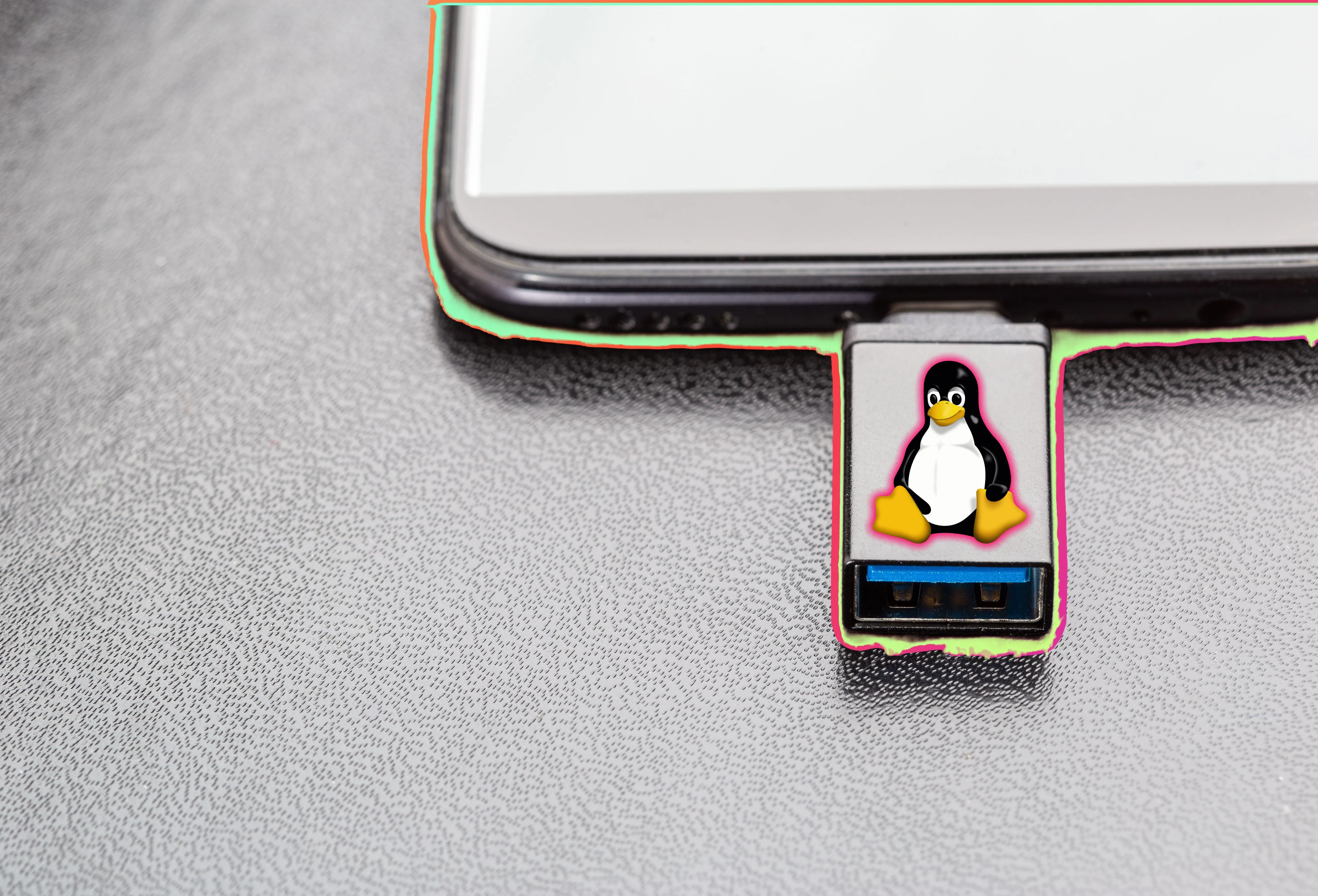 Biểu tượng Tux Linux trên USB cứu hộ cắm vào laptop, minh họa USB cứu hộ SystemRescue đa năng
