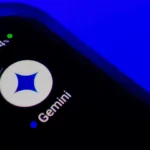 Biểu tượng ứng dụng Gemini AI trên màn hình điện thoại thông minh