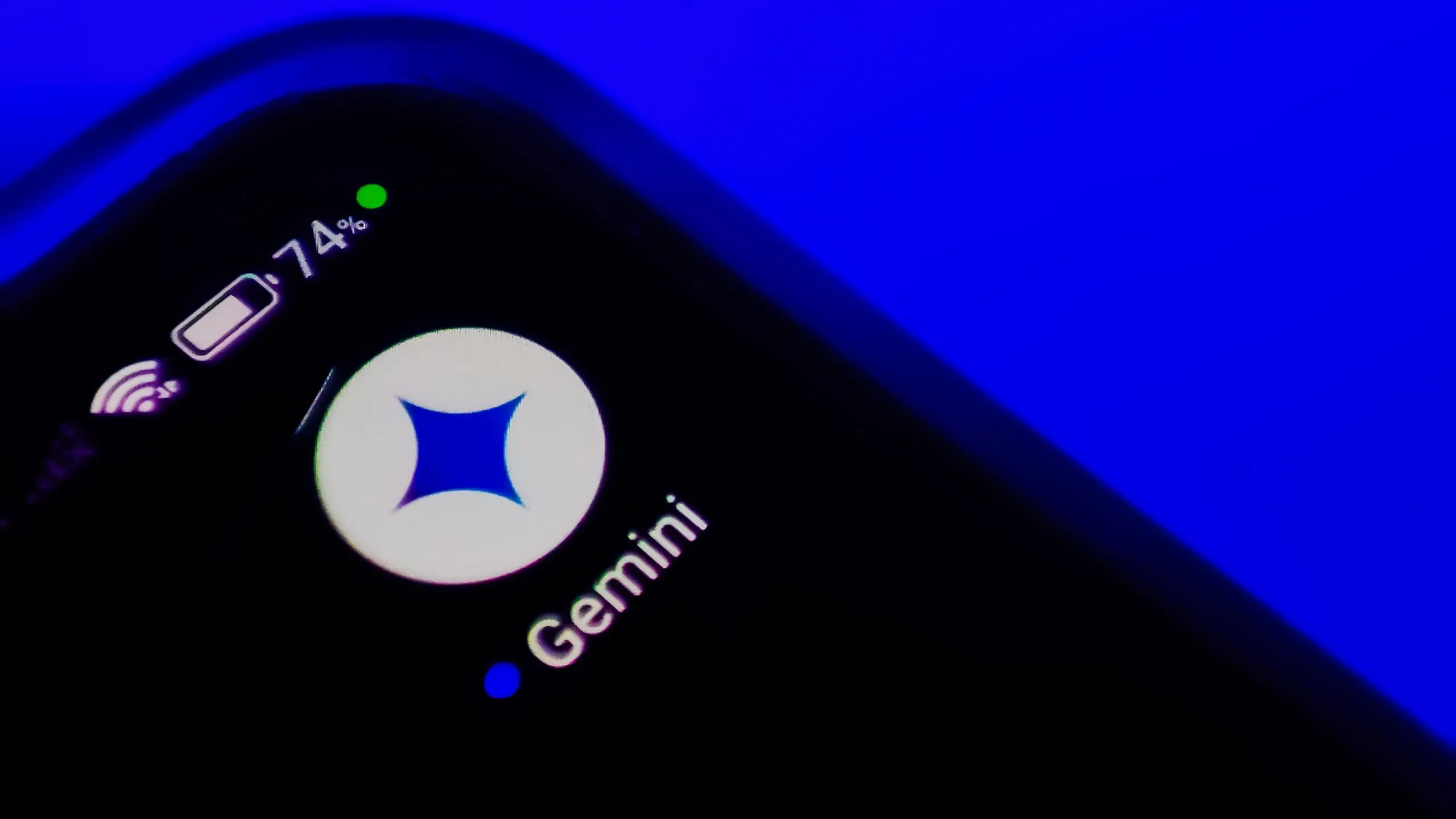 Biểu tượng ứng dụng Google Gemini trên màn hình điện thoại thông minh, minh họa giao diện của trợ lý AI.