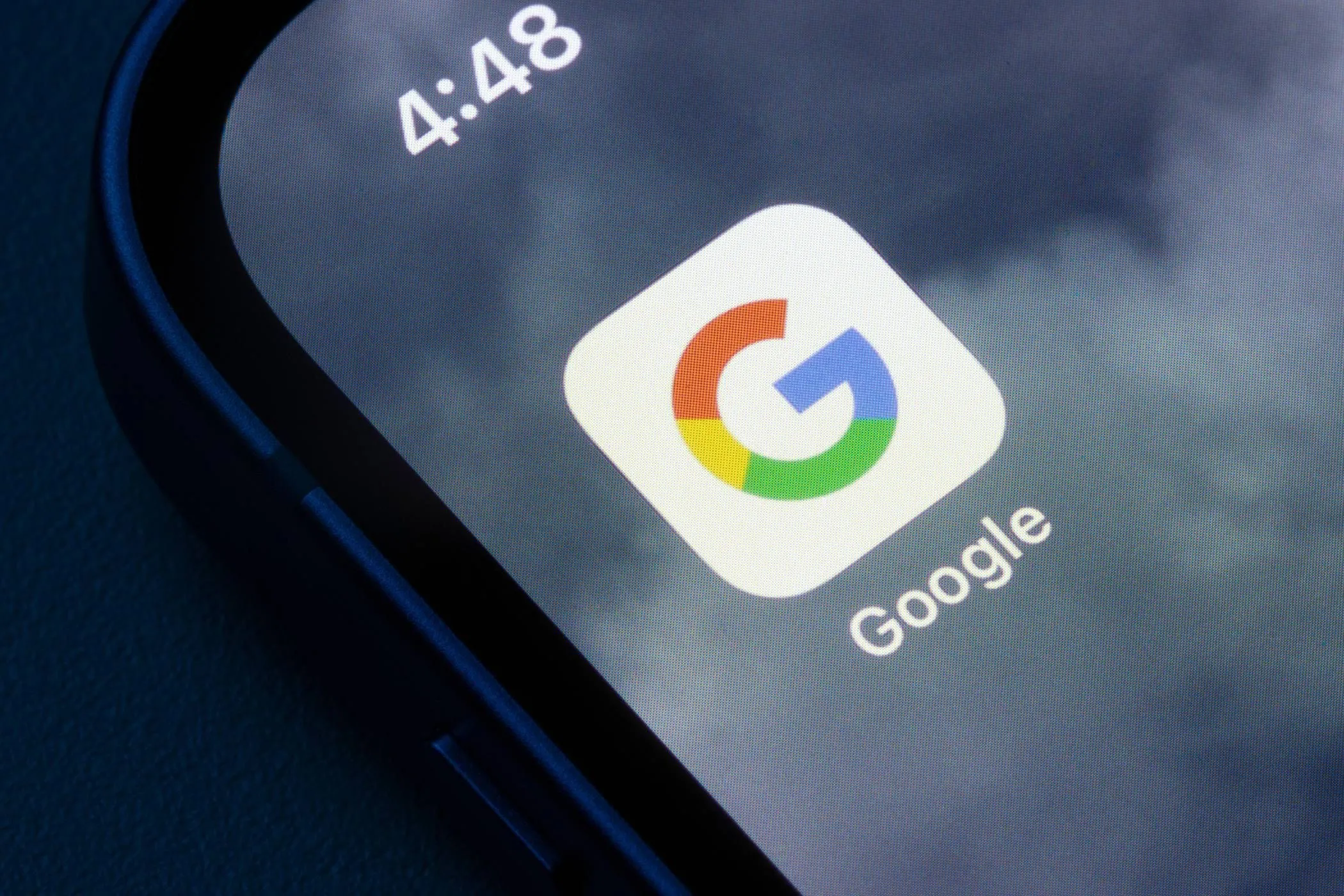 Biểu tượng ứng dụng Google trên màn hình chính của iPhone, minh họa sự hiện diện của Google trong thiết bị