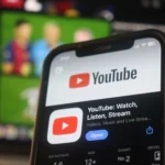 Biểu tượng ứng dụng YouTube trên điện thoại Android với nút Play something