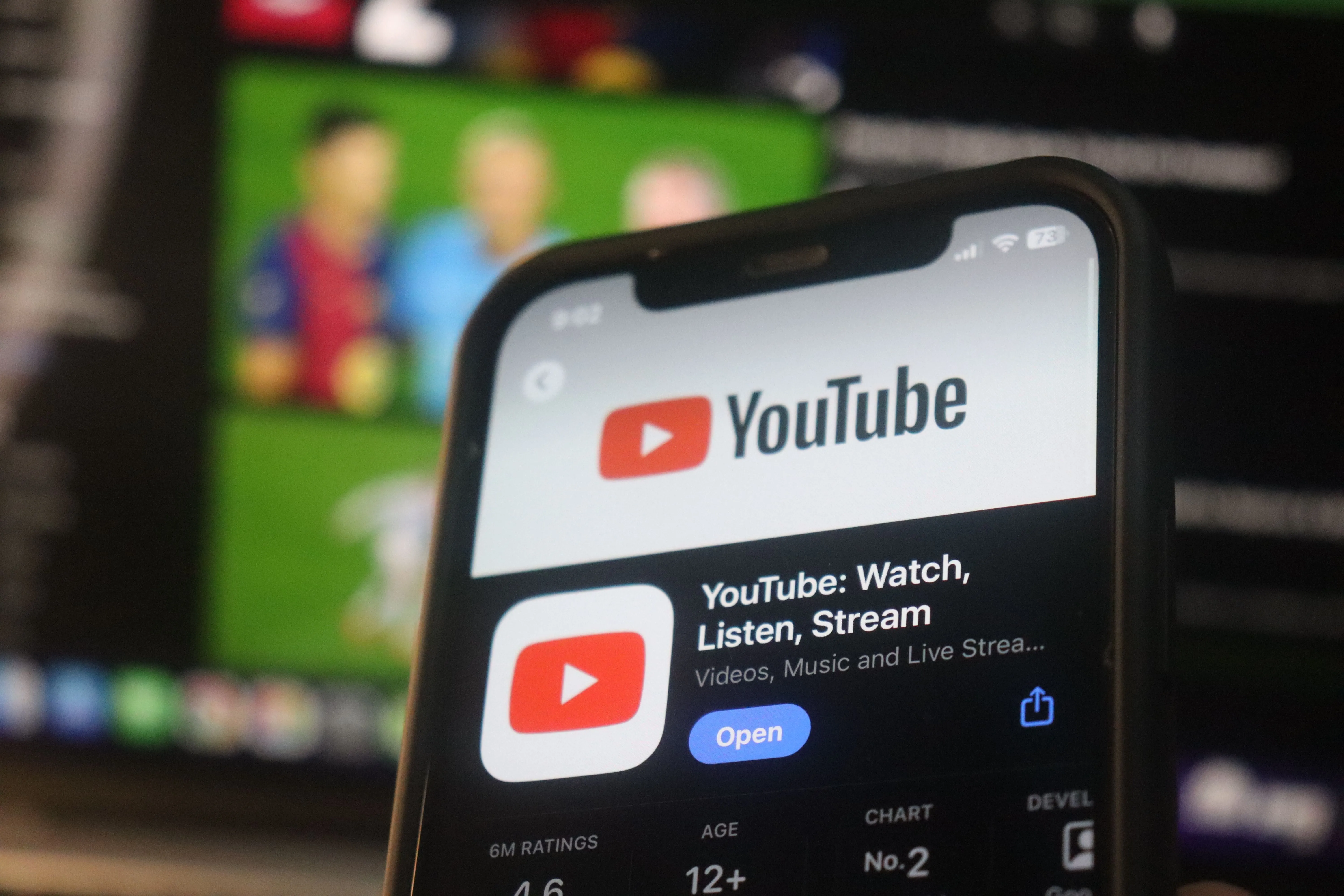Biểu tượng ứng dụng YouTube trên điện thoại Android với nút Play something