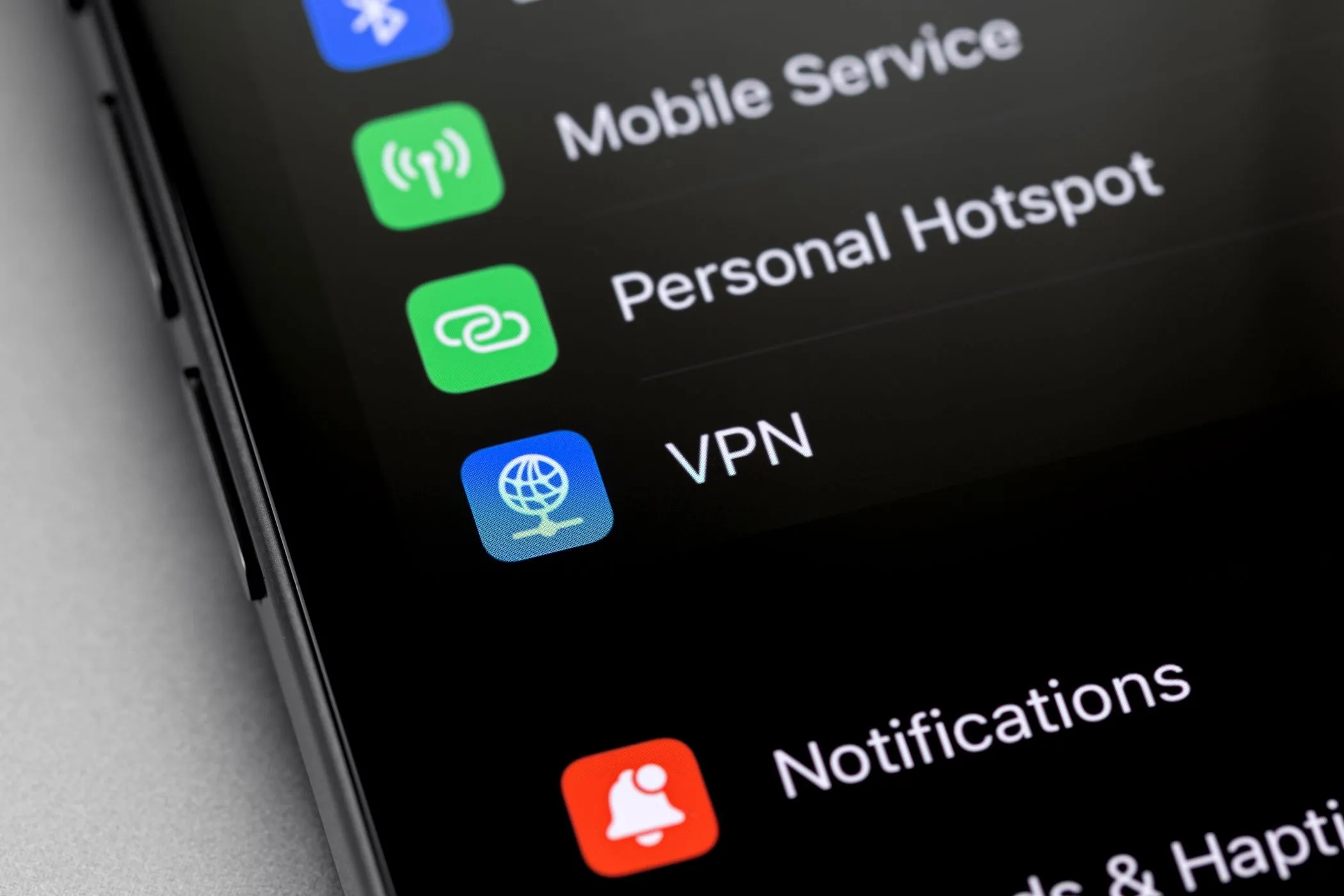 Biểu tượng VPN hiển thị trên màn hình điện thoại thông minh, tượng trưng cho kết nối riêng tư.